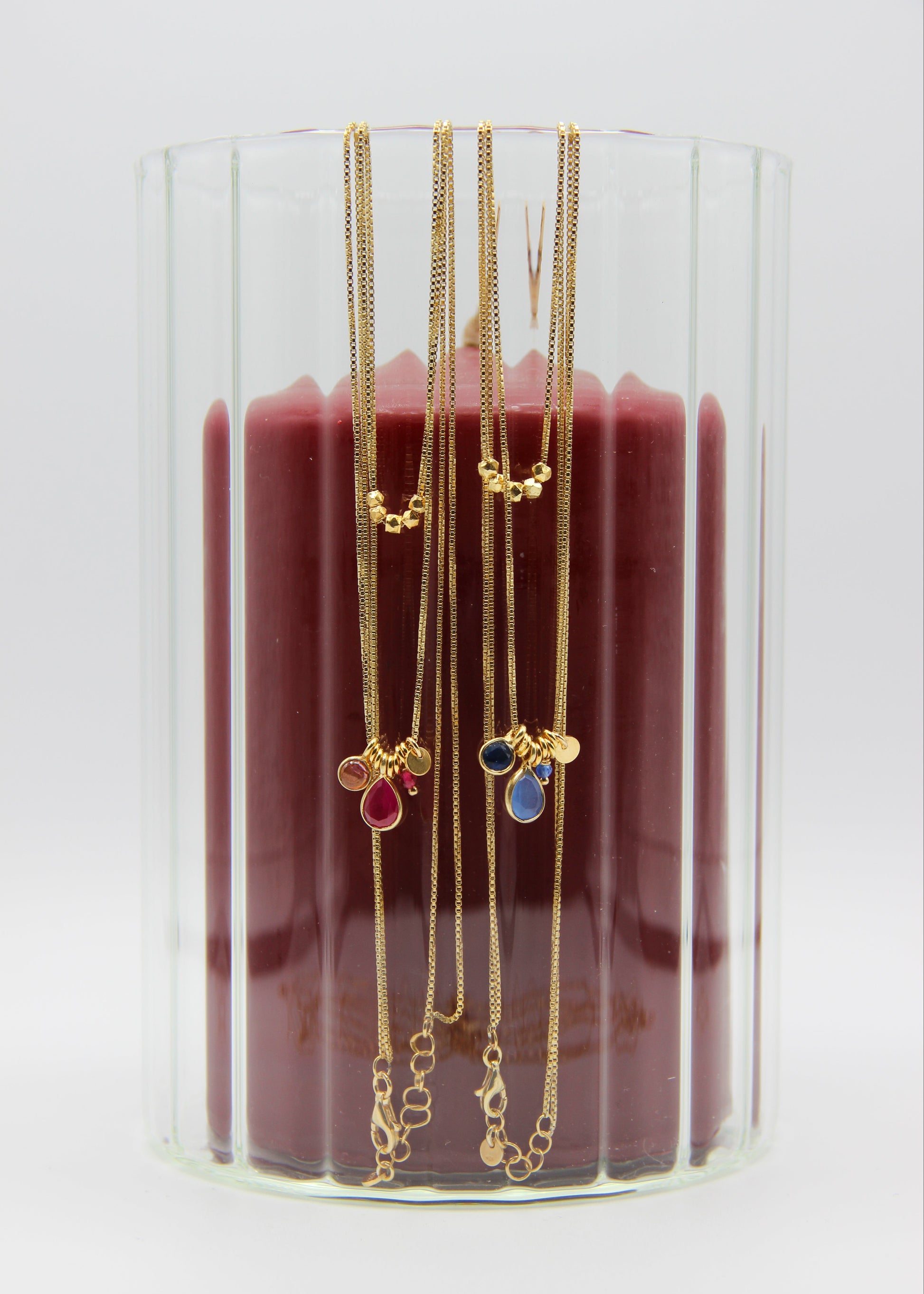 Collana Smile artigianale Laura Sciunnach a doppio giro in argento 925 placcato oro, con ciondoli multicolor e pendenti verdi. Gioiello minimal da donna con chiusura a moschettone, lunghezze 38 e 42 cm, ideale per look quotidiani e regali.