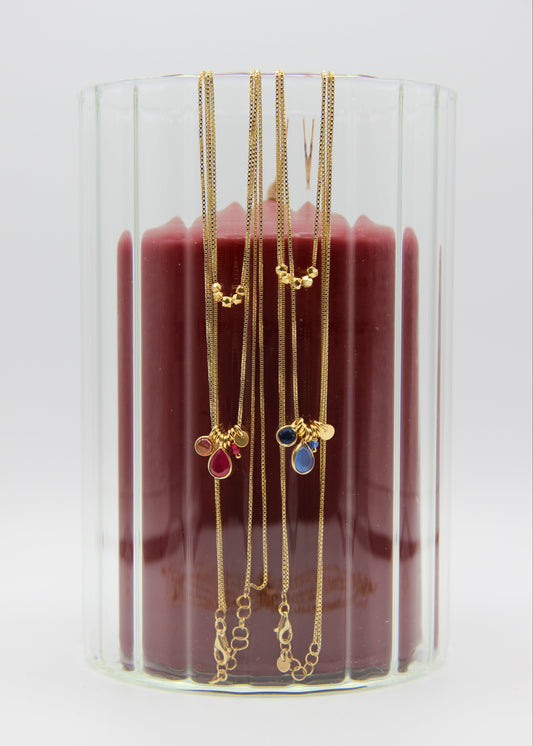 Collana Smile artigianale Laura Sciunnach a doppio giro in argento 925 placcato oro, con ciondoli multicolor e pendenti verdi. Gioiello minimal da donna con chiusura a moschettone, lunghezze 38 e 42 cm, ideale per look quotidiani e regali.