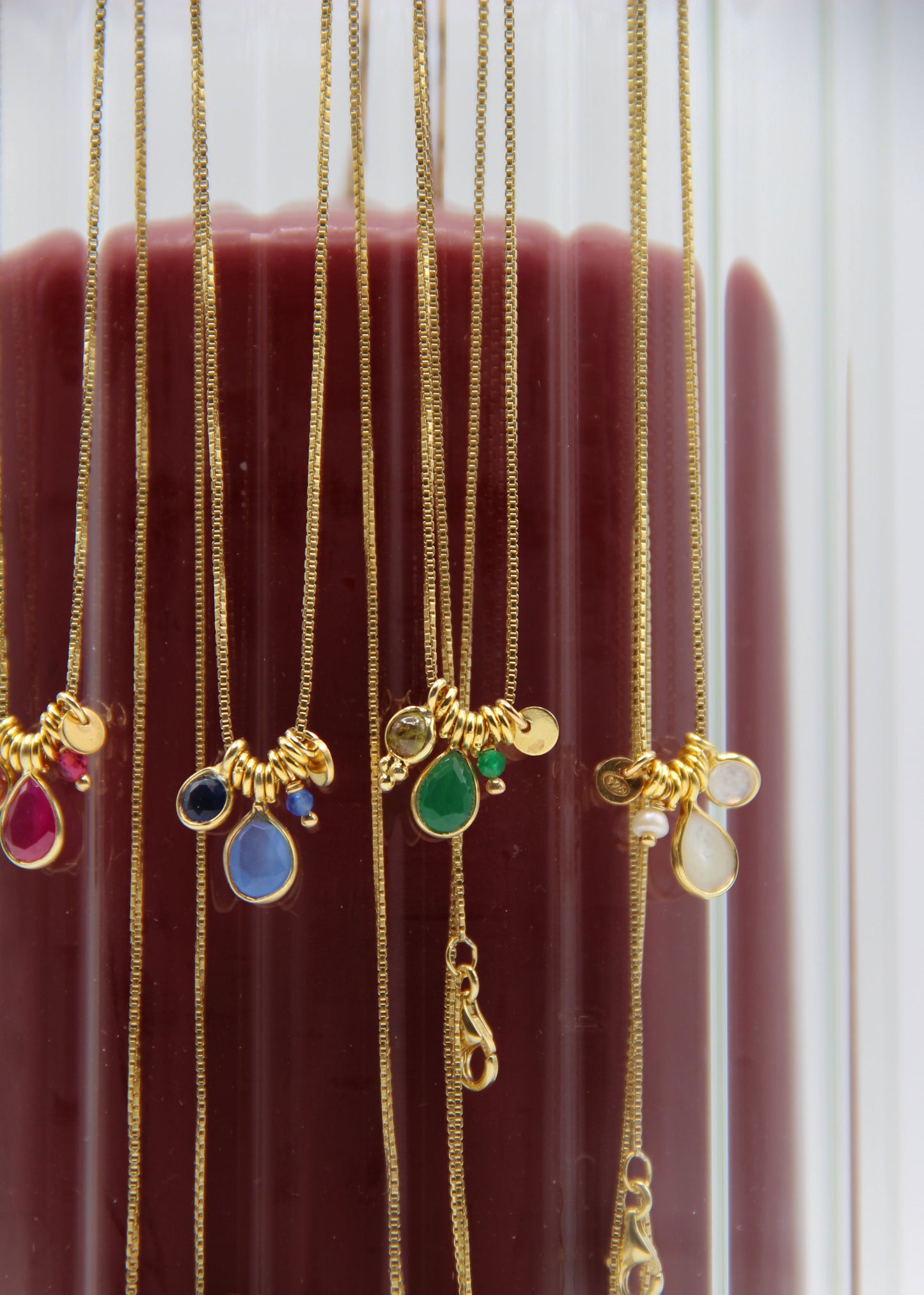 Collana Smile artigianale Laura Sciunnach a doppio giro in argento 925 placcato oro, con ciondoli multicolor e pendenti verdi. Gioiello minimal da donna con chiusura a moschettone, lunghezze 38 e 42 cm, ideale per look quotidiani e regali.