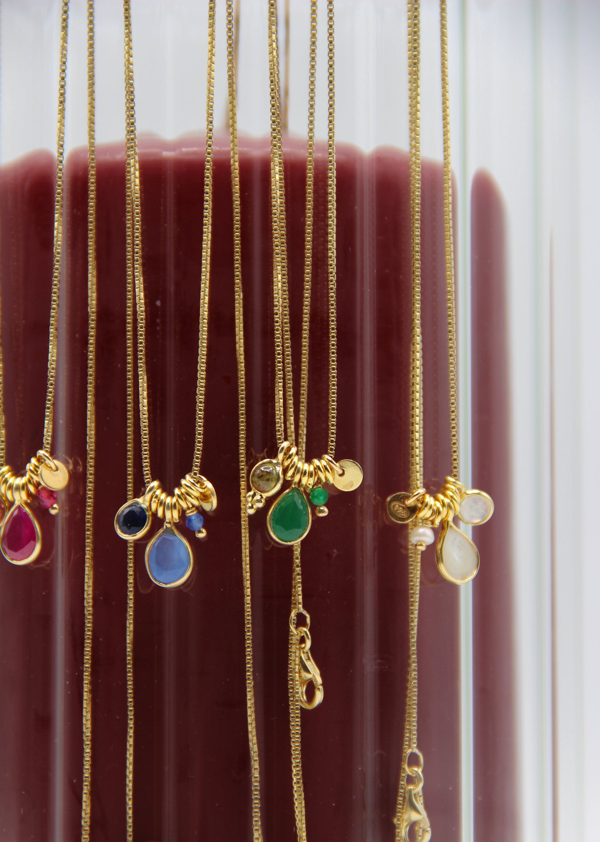 Collana Smile artigianale Laura Sciunnach a doppio giro in argento 925 placcato oro, con ciondoli multicolor e pendenti verdi. Gioiello minimal da donna con chiusura a moschettone, lunghezze 38 e 42 cm, ideale per look quotidiani e regali.