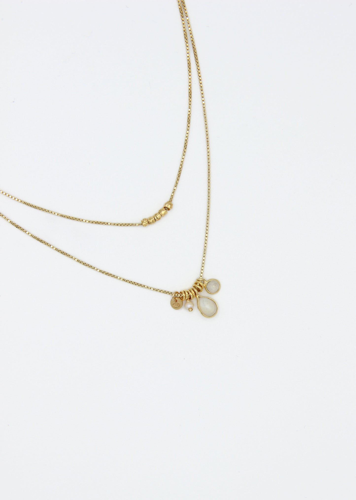 Collana Smile artigianale Laura Sciunnach a doppio giro in argento 925 placcato oro, con ciondoli multicolor e pendenti verdi. Gioiello minimal da donna con chiusura a moschettone, lunghezze 38 e 42 cm, ideale per look quotidiani e regali.