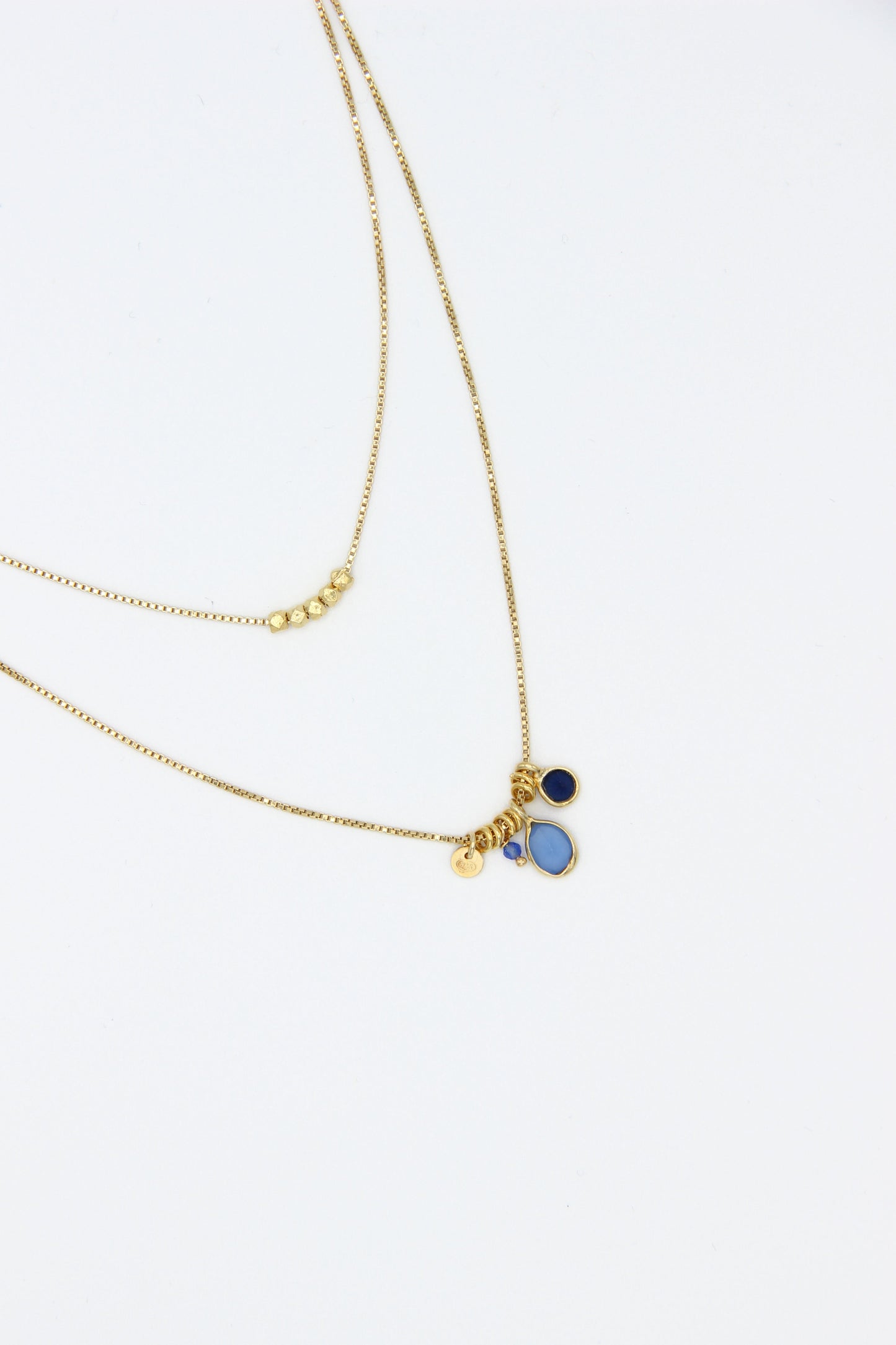 Collana Smile artigianale Laura Sciunnach a doppio giro in argento 925 placcato oro, con ciondoli multicolor e pendenti verdi. Gioiello minimal da donna con chiusura a moschettone, lunghezze 38 e 42 cm, ideale per look quotidiani e regali.