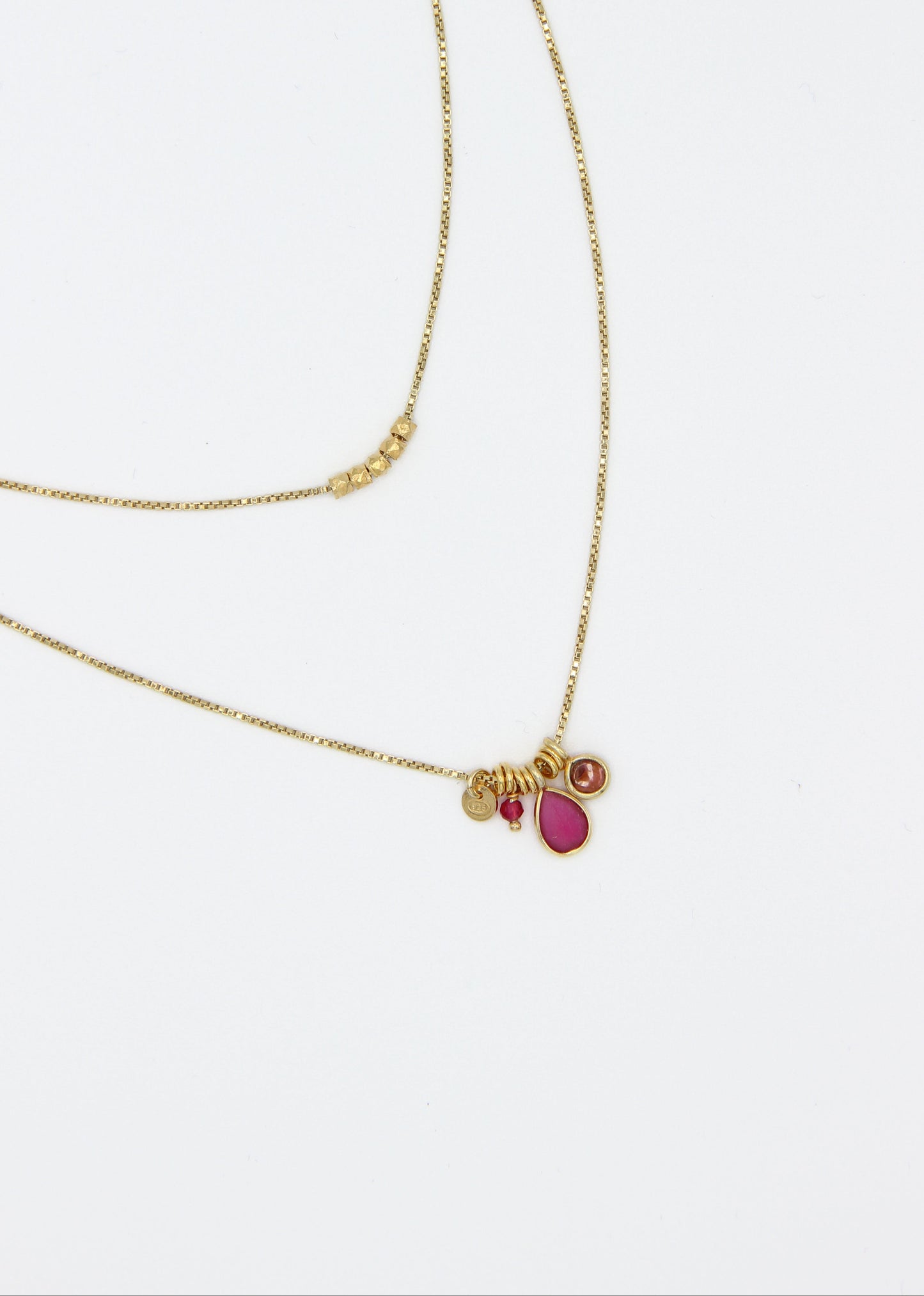 Collana Smile artigianale Laura Sciunnach a doppio giro in argento 925 placcato oro, con ciondoli multicolor e pendenti verdi. Gioiello minimal da donna con chiusura a moschettone, lunghezze 38 e 42 cm, ideale per look quotidiani e regali.