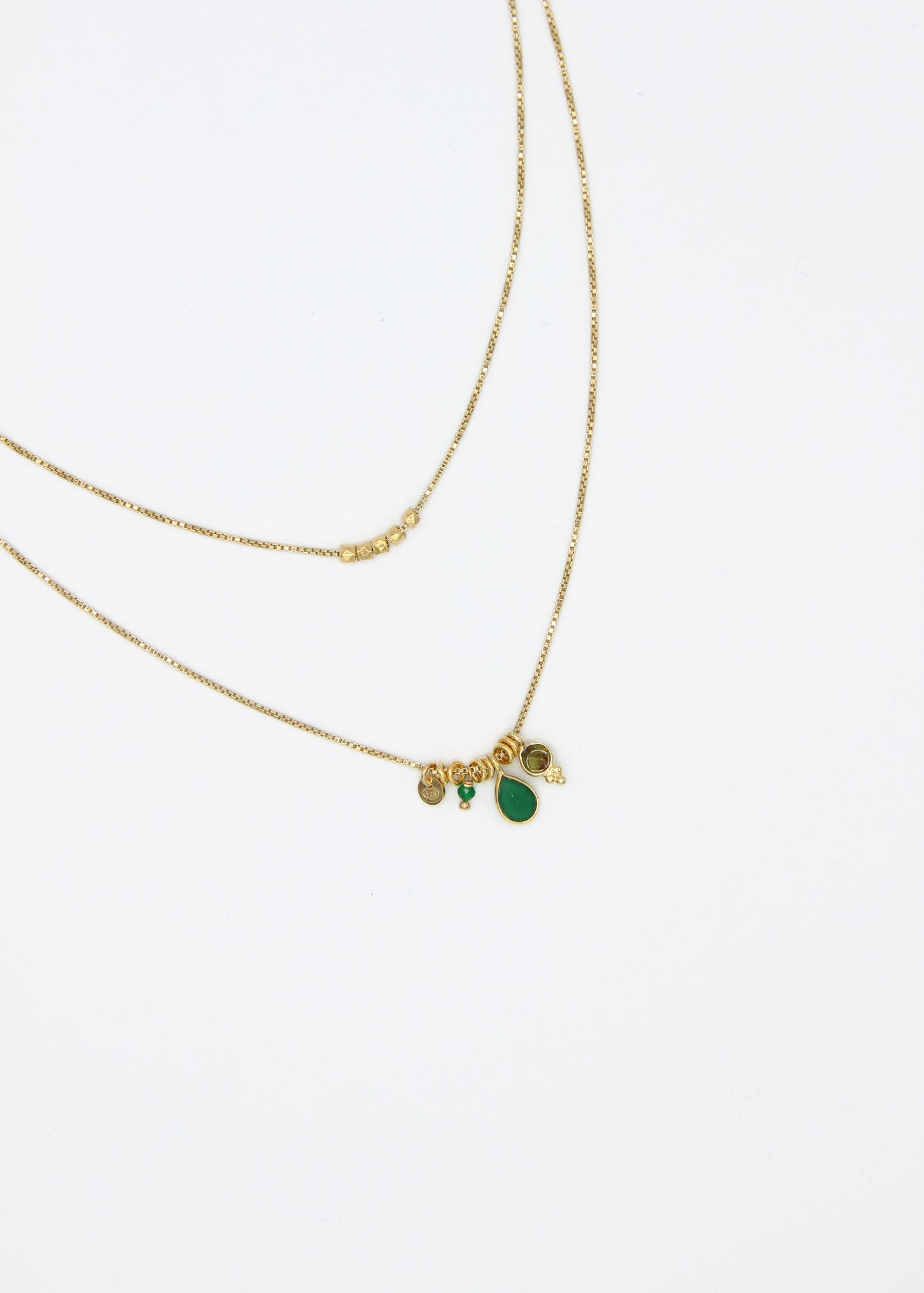 Collana Smile artigianale Laura Sciunnach a doppio giro in argento 925 placcato oro, con ciondoli multicolor e pendenti verdi. Gioiello minimal da donna con chiusura a moschettone, lunghezze 38 e 42 cm, ideale per look quotidiani e regali.