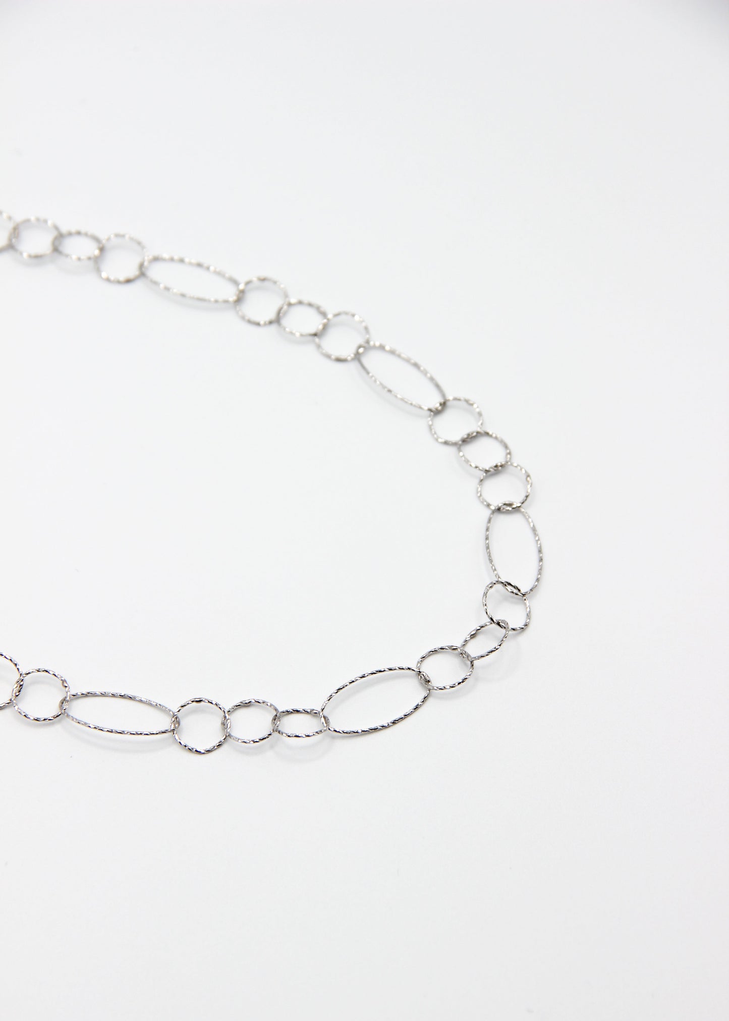 Collana Intreccio Laura Sciunnach in argento, choker a maglie irregolari indossato al collo di una donna, gioiello artigianale italiano con design elegante.