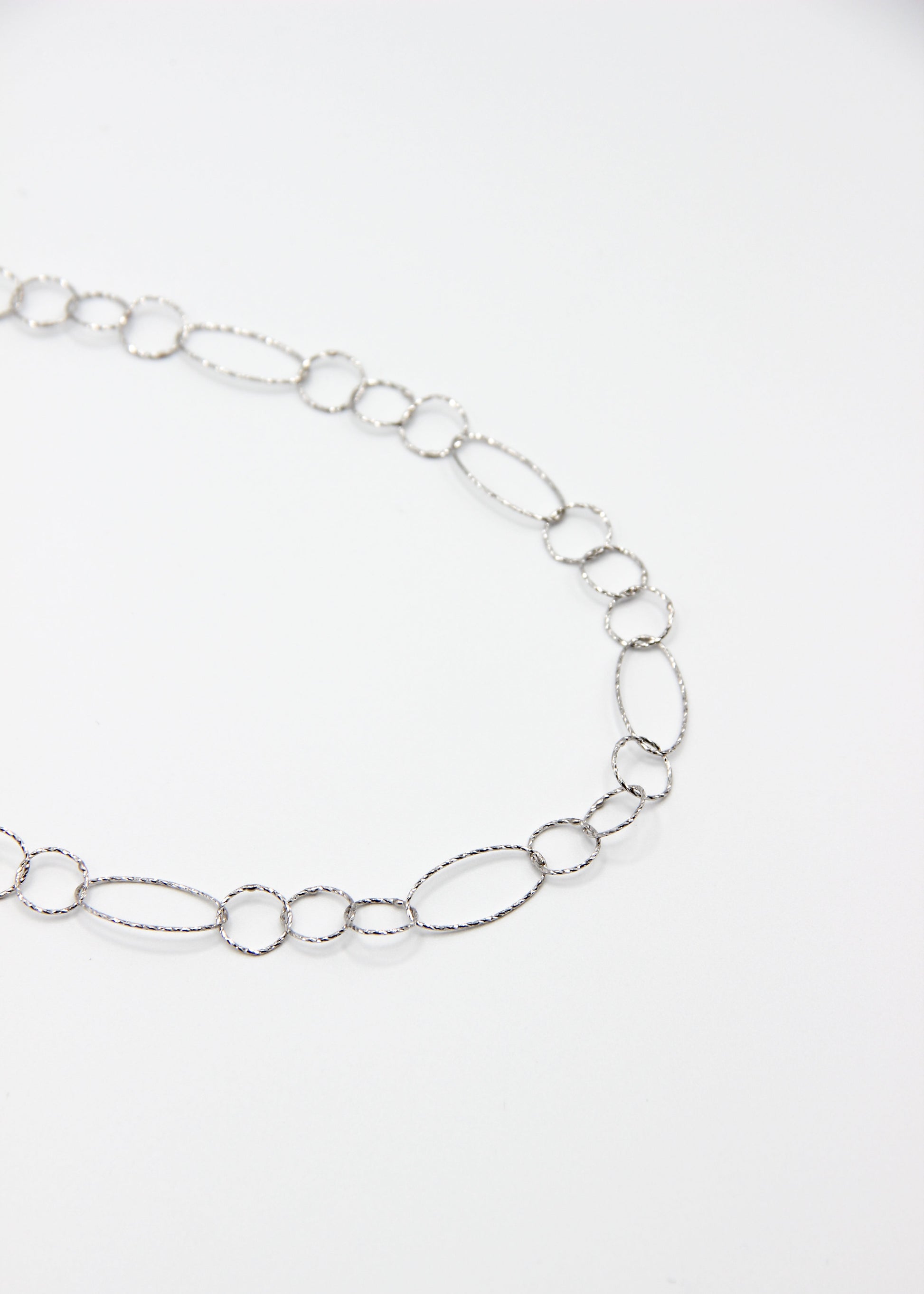 Collana Intreccio Laura Sciunnach in argento, choker a maglie irregolari indossato al collo di una donna, gioiello artigianale italiano con design elegante.