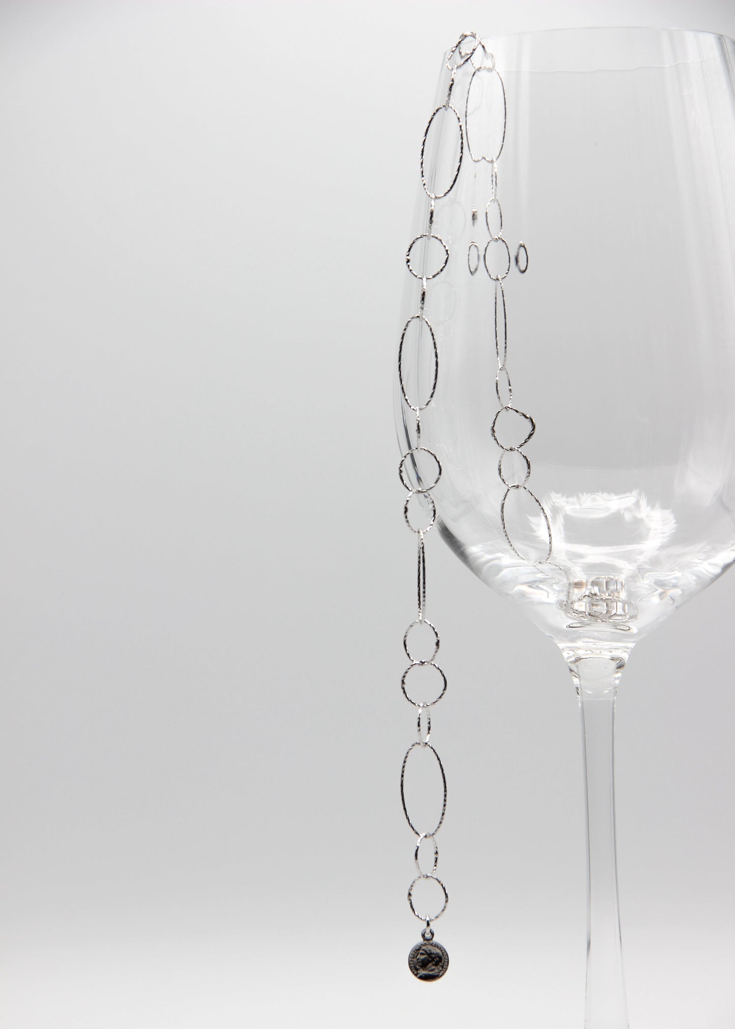 Collana Intreccio Laura Sciunnach in argento, choker a maglie irregolari indossato al collo di una donna, gioiello artigianale italiano con design elegante.