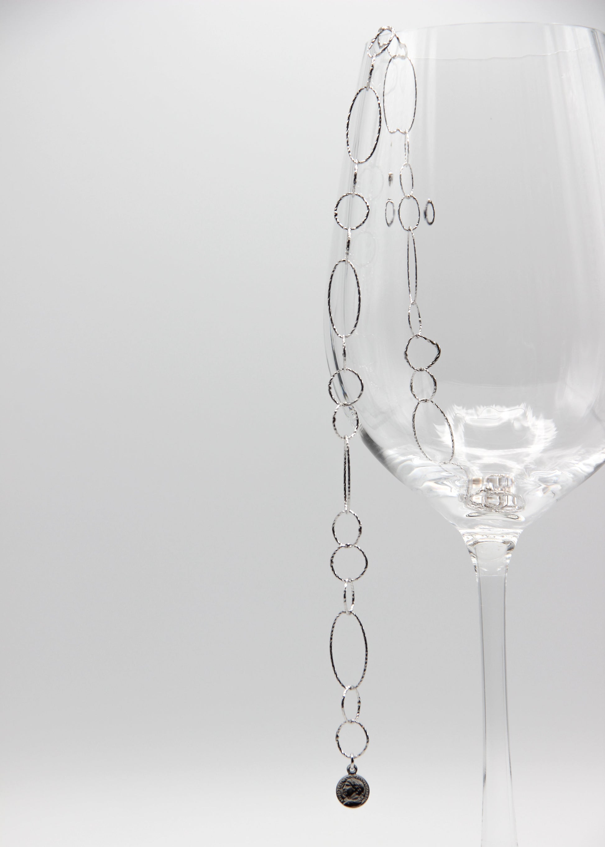 Collana Intreccio Laura Sciunnach in argento, choker a maglie irregolari indossato al collo di una donna, gioiello artigianale italiano con design elegante.