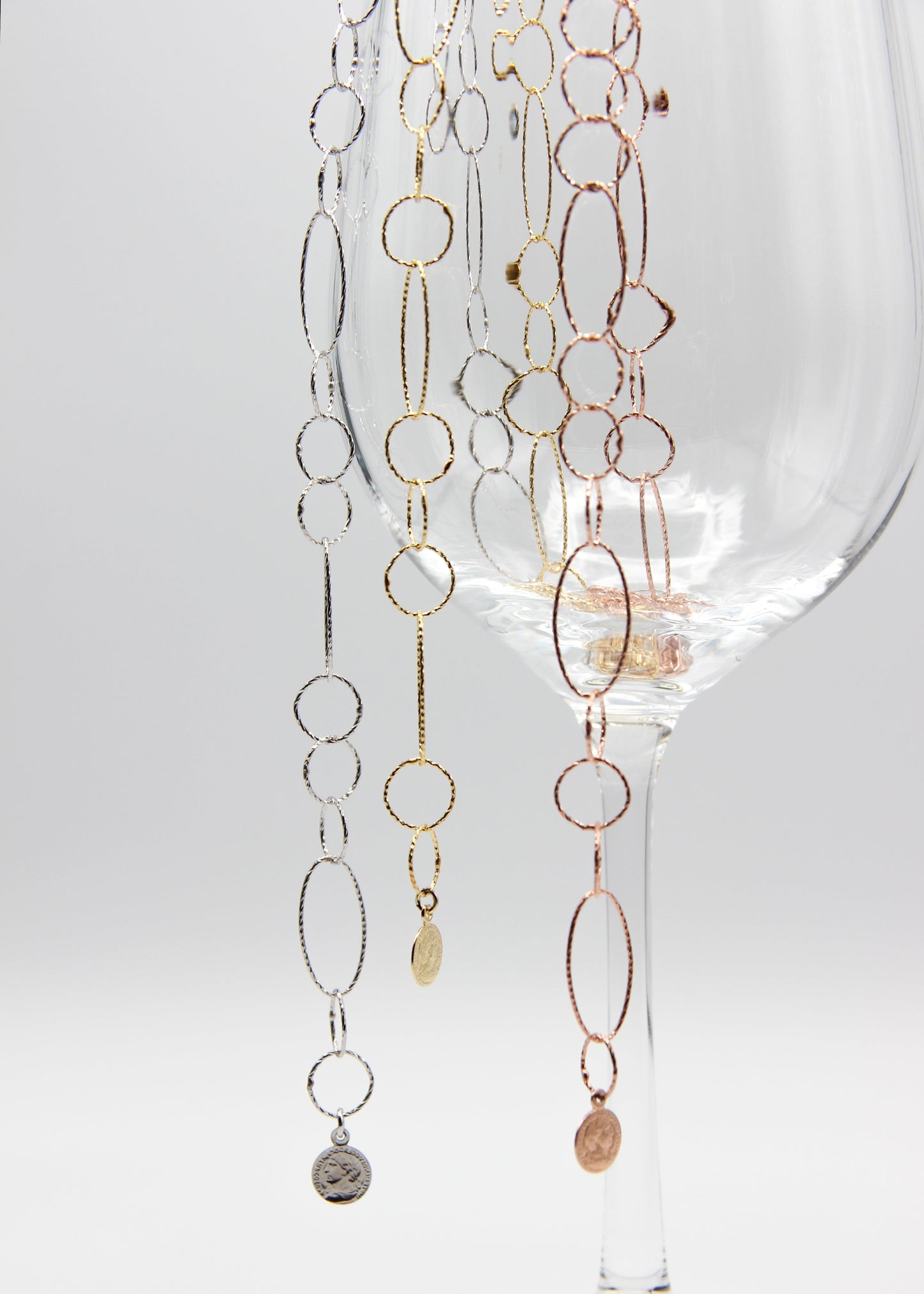 Collana Intreccio Laura Sciunnach in argento e argento placcato, choker a maglie irregolari indossato al collo di una donna, gioiello artigianale italiano con design elegante.