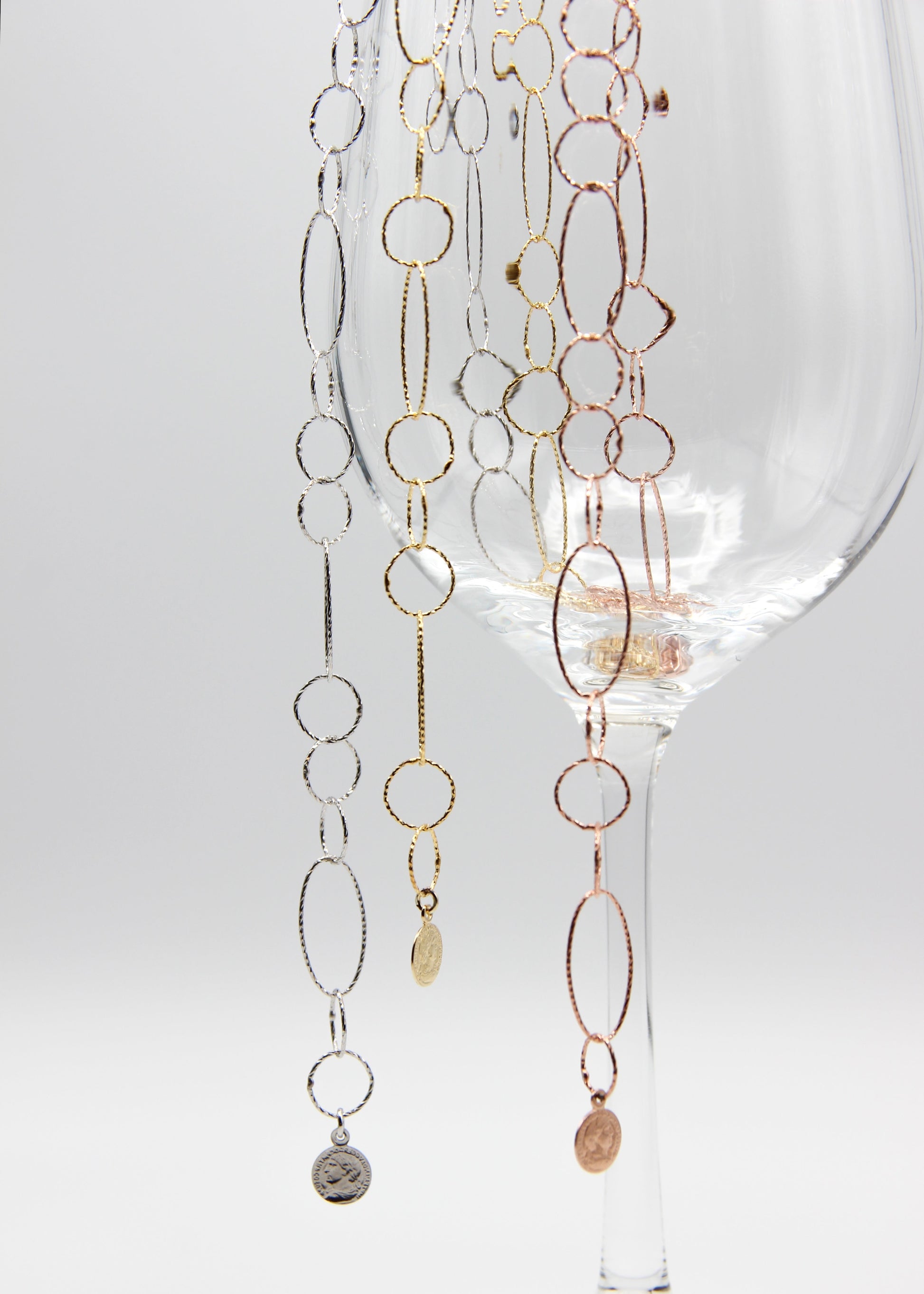 Collana Intreccio Laura Sciunnach in argento e argento placcato, choker a maglie irregolari indossato al collo di una donna, gioiello artigianale italiano con design elegante.