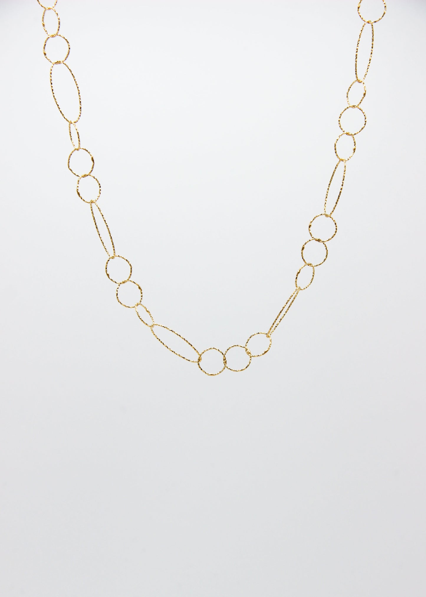 Collana Intreccio Laura Sciunnach lunga in argento placcato oro, maglie irregolari, collana artigianale italiana dal design elegante.
