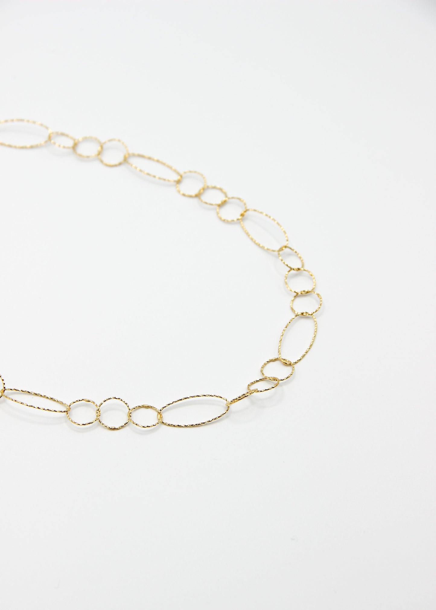 Collana Intreccio Laura Sciunnach in argento placcato oro, choker a maglie irregolari indossato al collo di una donna, gioiello artigianale italiano con design elegante.