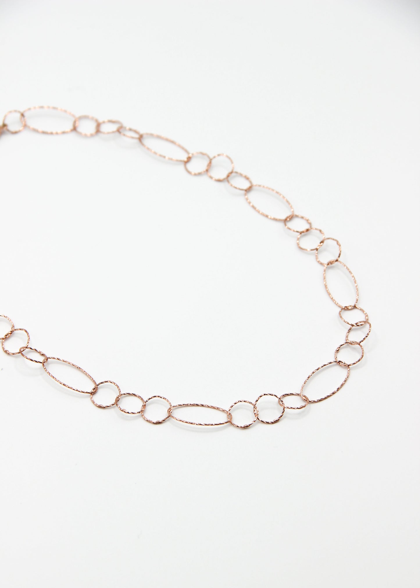 Collana Intreccio Laura Sciunnach in argento placcato oro rosa, choker a maglie irregolari indossato al collo di una donna, gioiello artigianale italiano con design elegante.