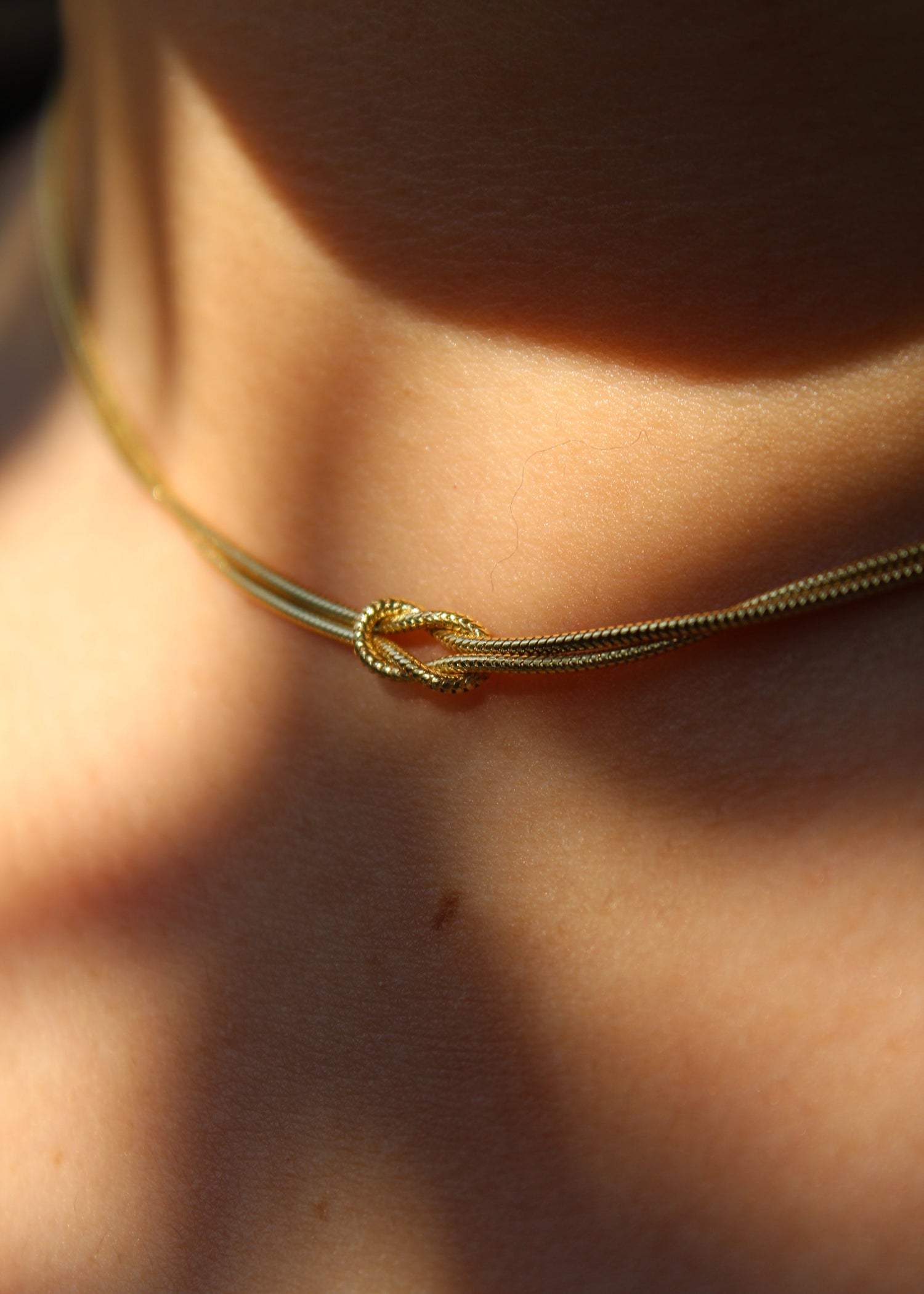 Collana in argento 925 con nodo, composta da due fili intrecciati. Disponibile anche in versione placcata oro. La lunghezza della collana è regolabile, per una vestibilità personalizzata