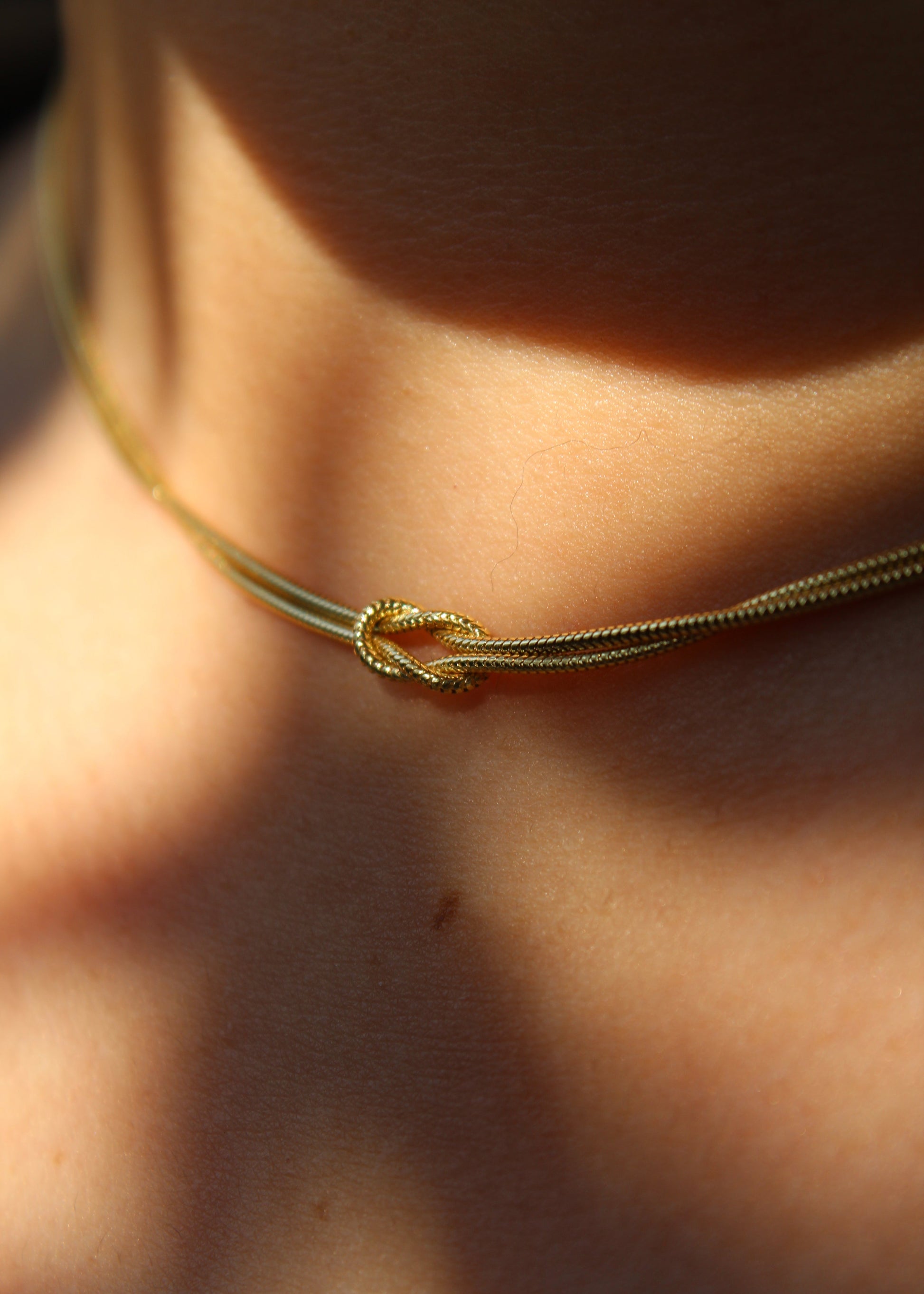 Collana in argento 925 con nodo, composta da due fili intrecciati. Disponibile anche in versione placcata oro. La lunghezza della collana è regolabile, per una vestibilità personalizzata
