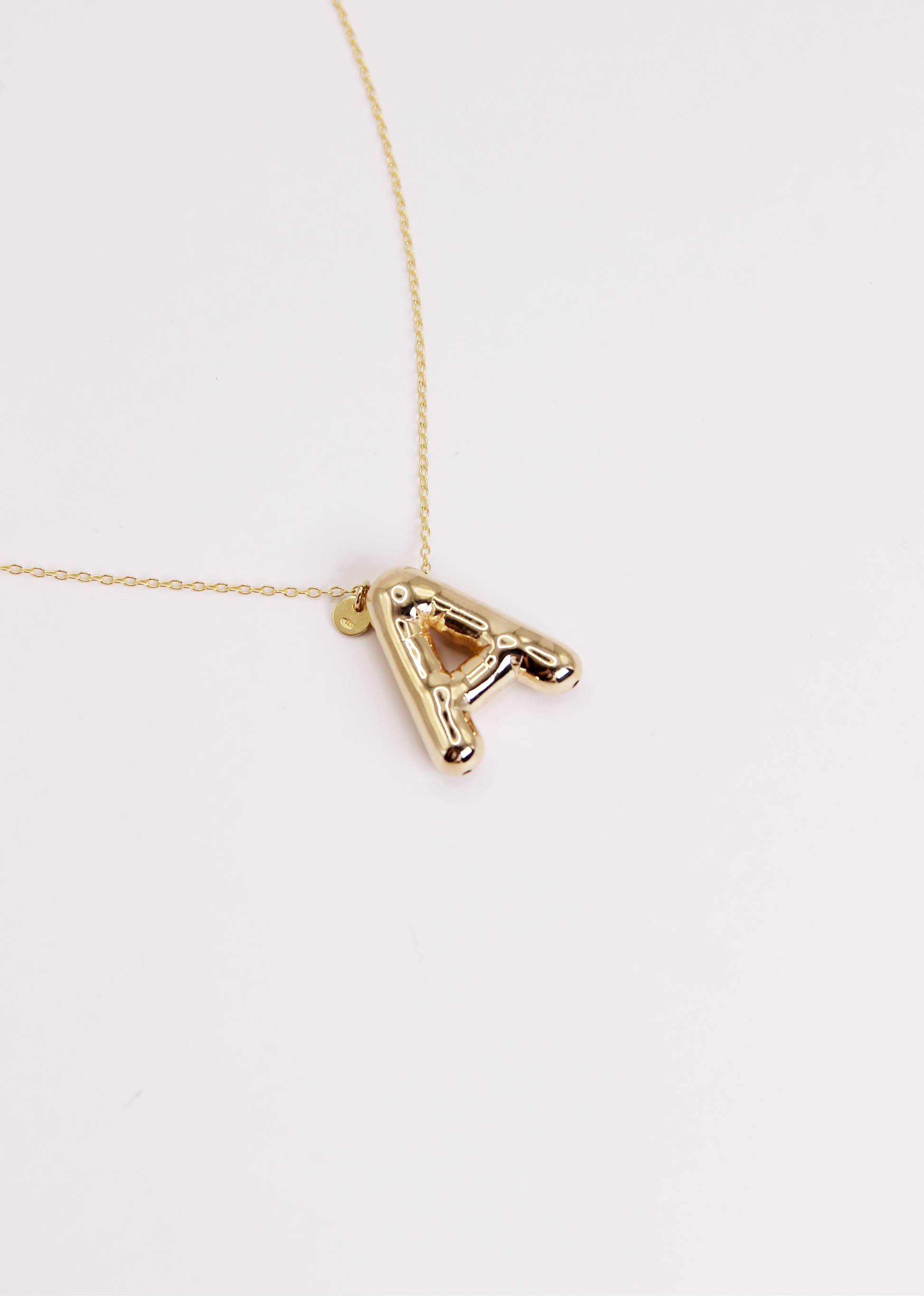 Collana con lettera Bubble in argento o argento placcato oro, ciondolo iniziale 3D da 2 cm su catena da 34 cm – gioiello personalizzato elegante per donna