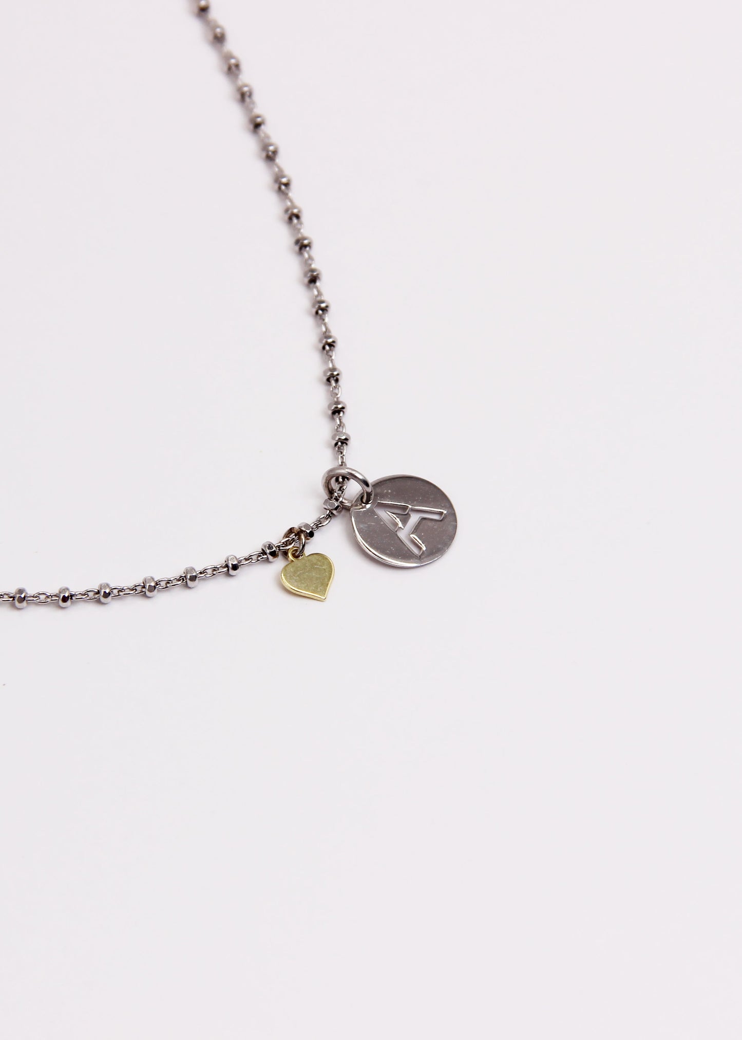 Collana lettera con cuore a contrasto
