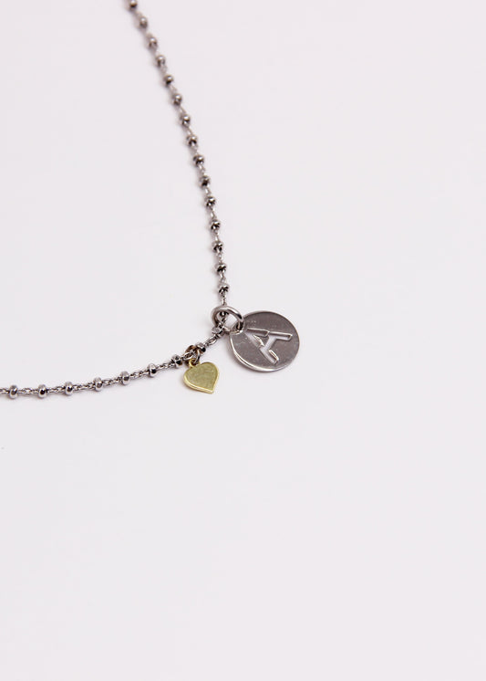 Collana lettera con cuore a contrasto