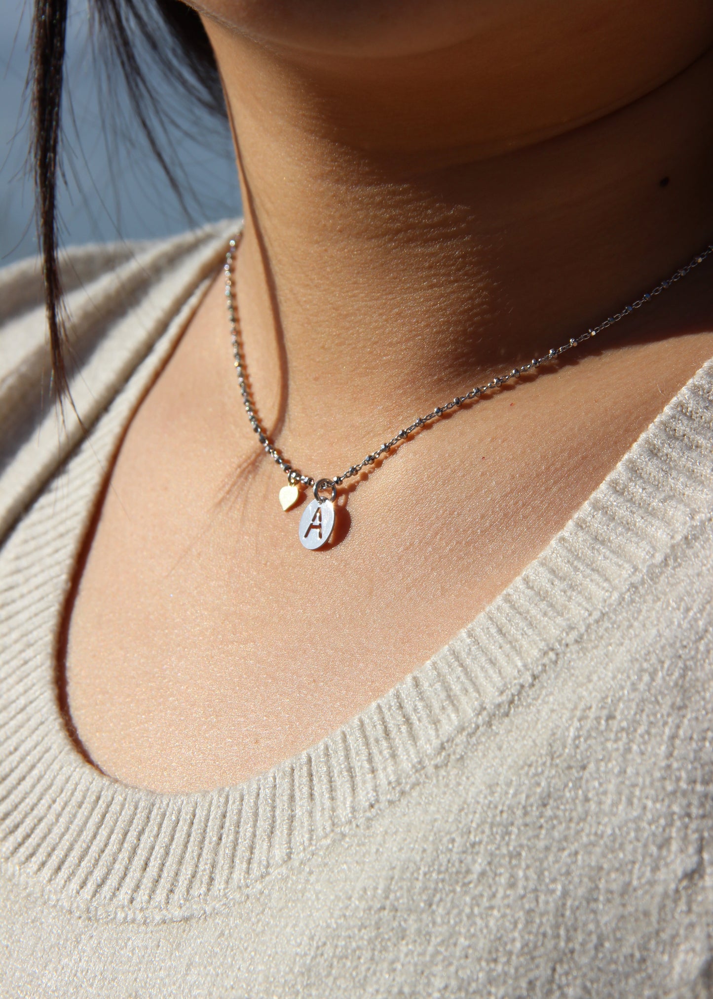 Collana lettera con cuore a contrasto