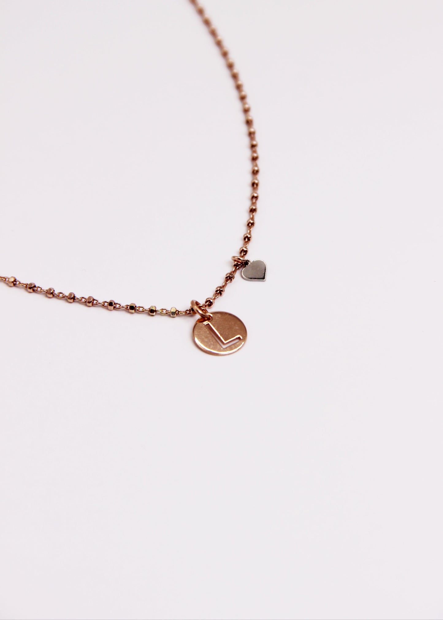 Collana lettera con cuore a contrasto