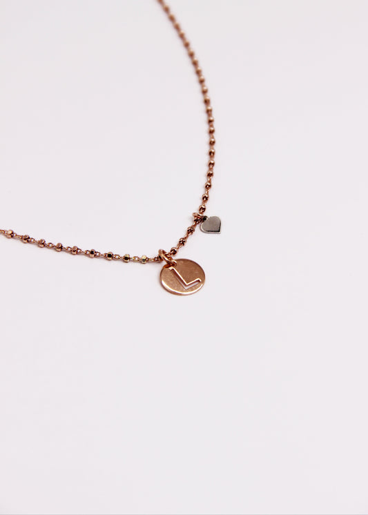 Collana lettera con cuore a contrasto