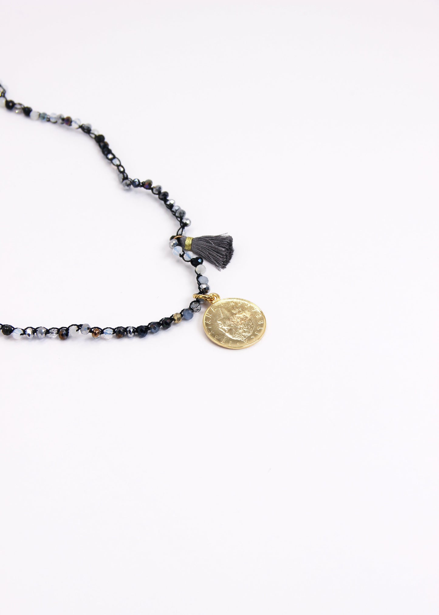 Collana lunga artigianale Laura Sciunnach con cristalli sfaccettati, ciondolo a forma di moneta e nappina in tessuto – gioiello fatto a mano made in Italy.