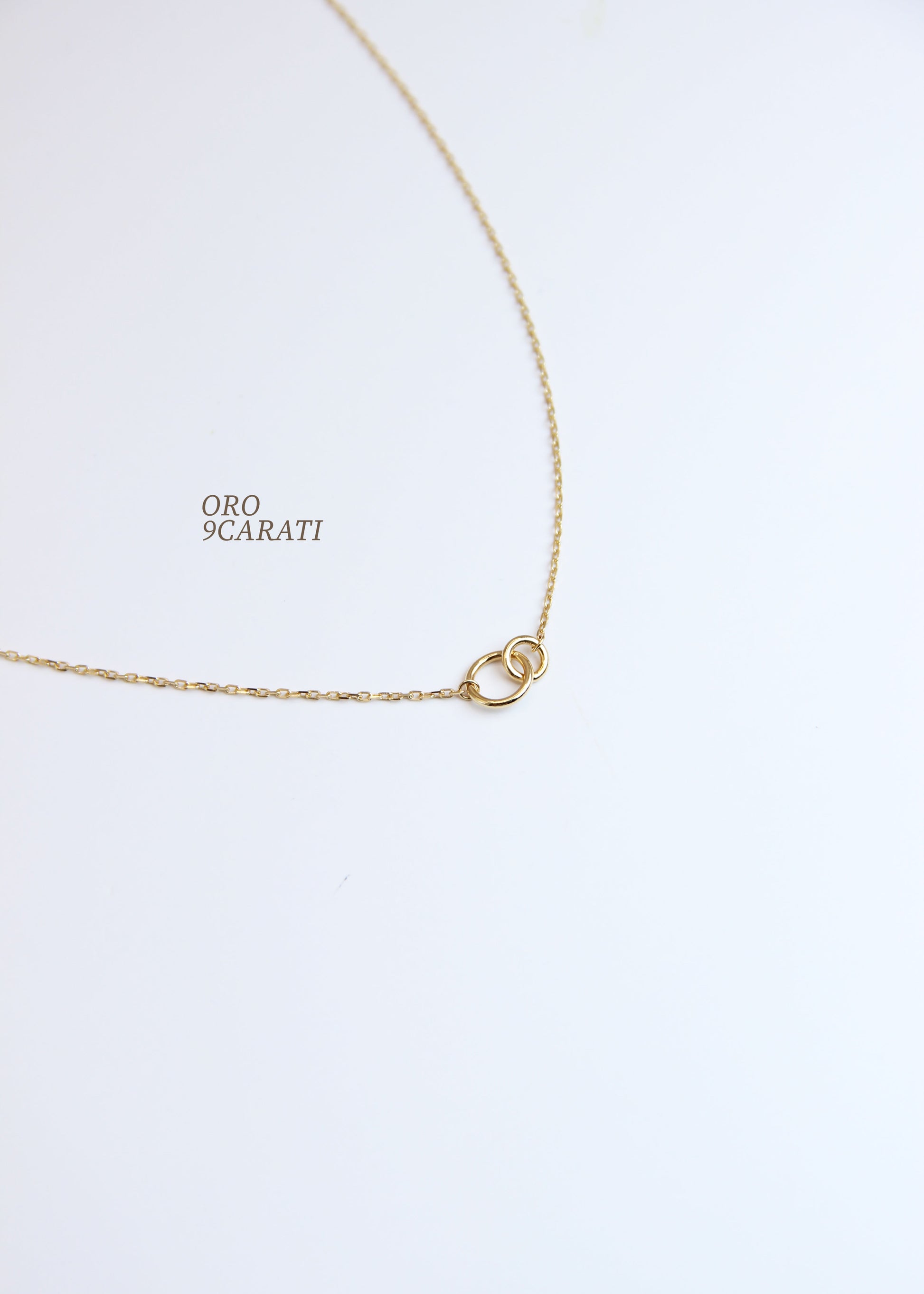 Collana Forever in oro 9 carati Laura Sciunnach con due cerchi intrecciati, gioiello minimal ed elegante, made in Italy.