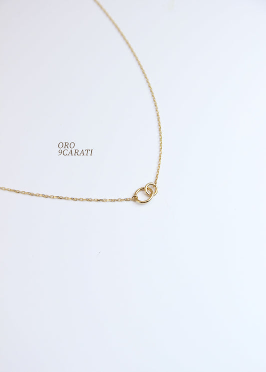 Collana Forever in oro 9 carati Laura Sciunnach con due cerchi intrecciati, gioiello minimal ed elegante, made in Italy.