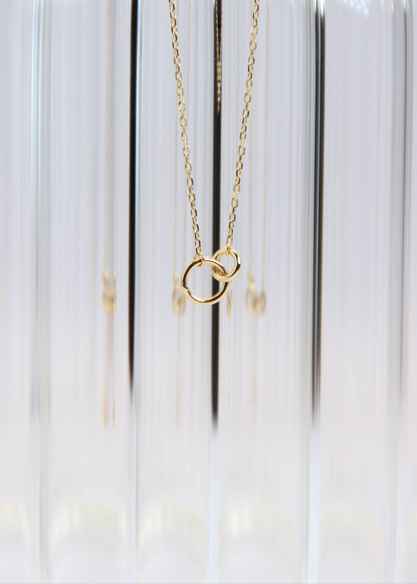 Collana in oro giallo 9 carati Forever di Laura Sciunnach, simbolo di legame eterno con due cerchi intrecciati.