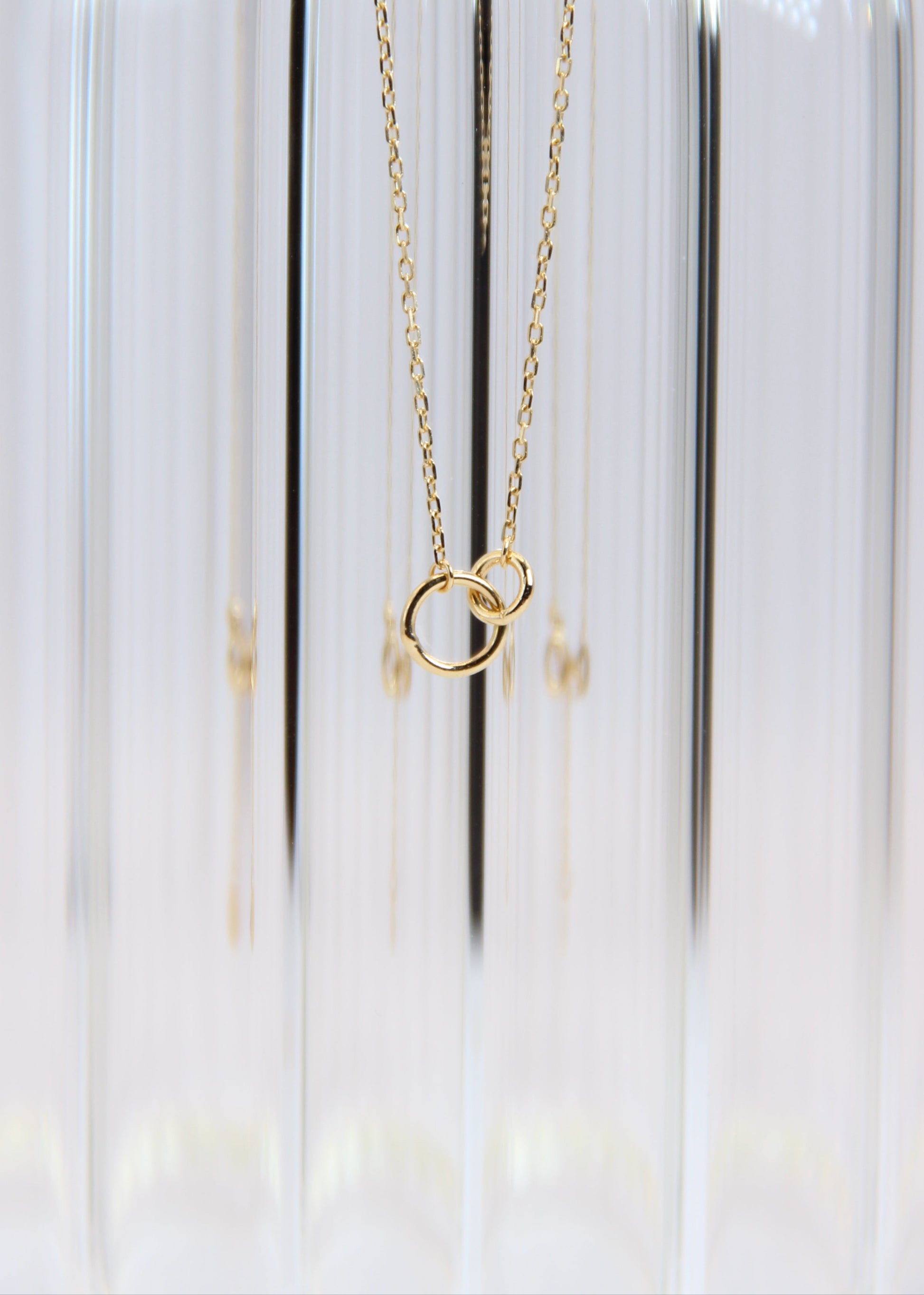 Collana in oro giallo 9 carati Forever di Laura Sciunnach, simbolo di legame eterno con due cerchi intrecciati.