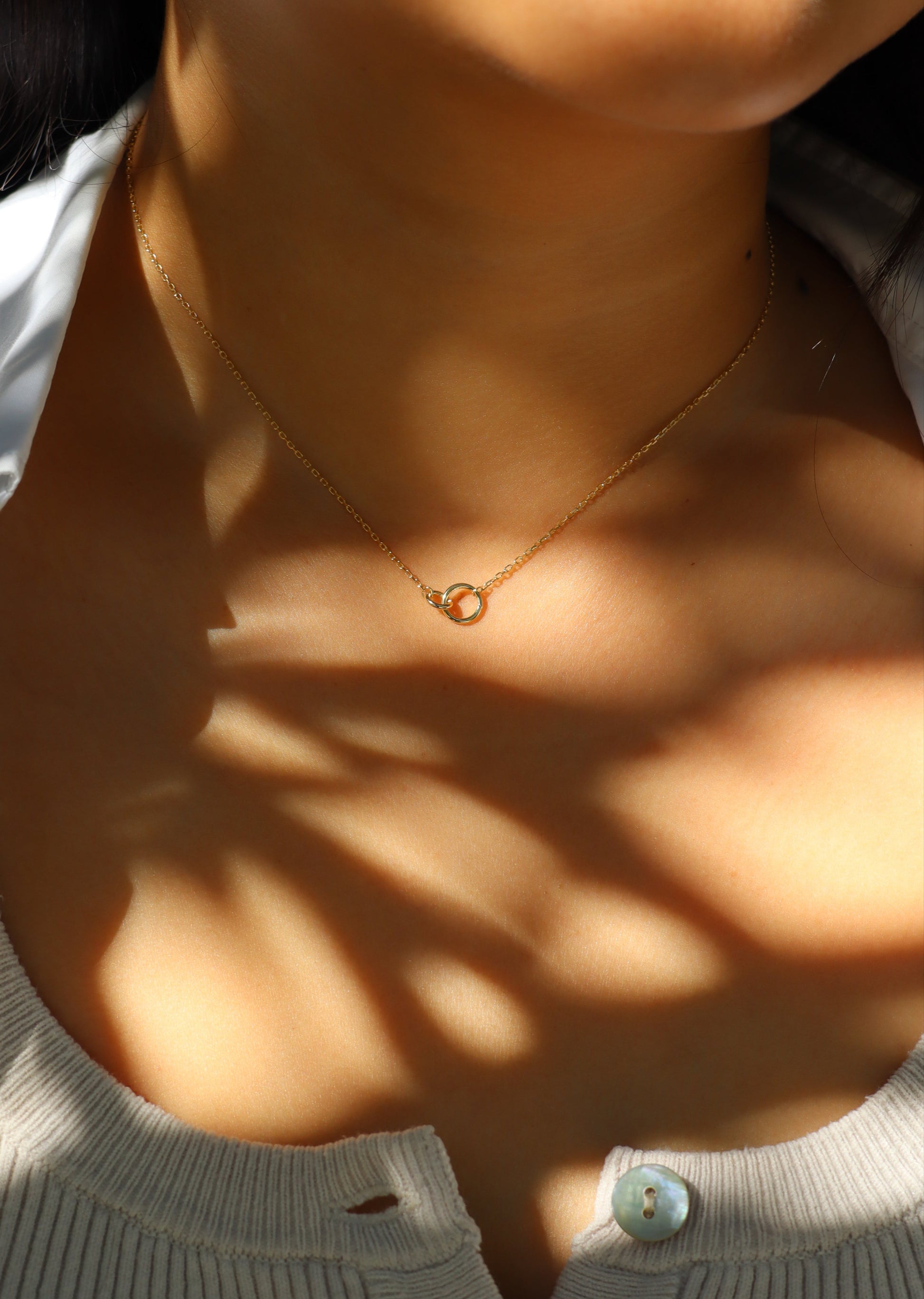 Collana in oro giallo 9 carati Forever di Laura Sciunnach, simbolo di legame eterno con due cerchi intrecciati.