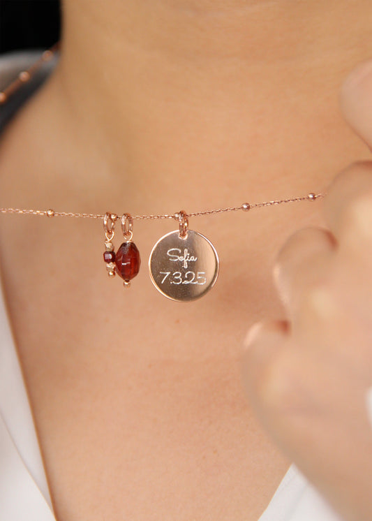 Sigilla Ricordi è una collana in argento 925, disponibile anche in placcato oro e oro rosa, pensata per custodire momenti speciali. Personalizzabile con incisioni su misura e arricchita da due ciondoli in pietra dura semipreziosa disponibili in 12 varianti, è il gioiello perfetto per portare sempre con te un’emozione preziosa.