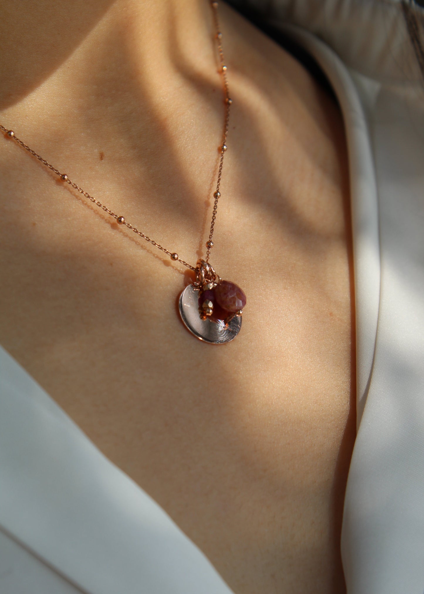 Sigilla Ricordi è una collana in argento 925, disponibile anche in placcato oro e oro rosa, pensata per custodire momenti speciali. Personalizzabile con incisioni su misura e arricchita da due ciondoli in pietra dura semipreziosa disponibili in 12 varianti, è il gioiello perfetto per portare sempre con te un’emozione preziosa.