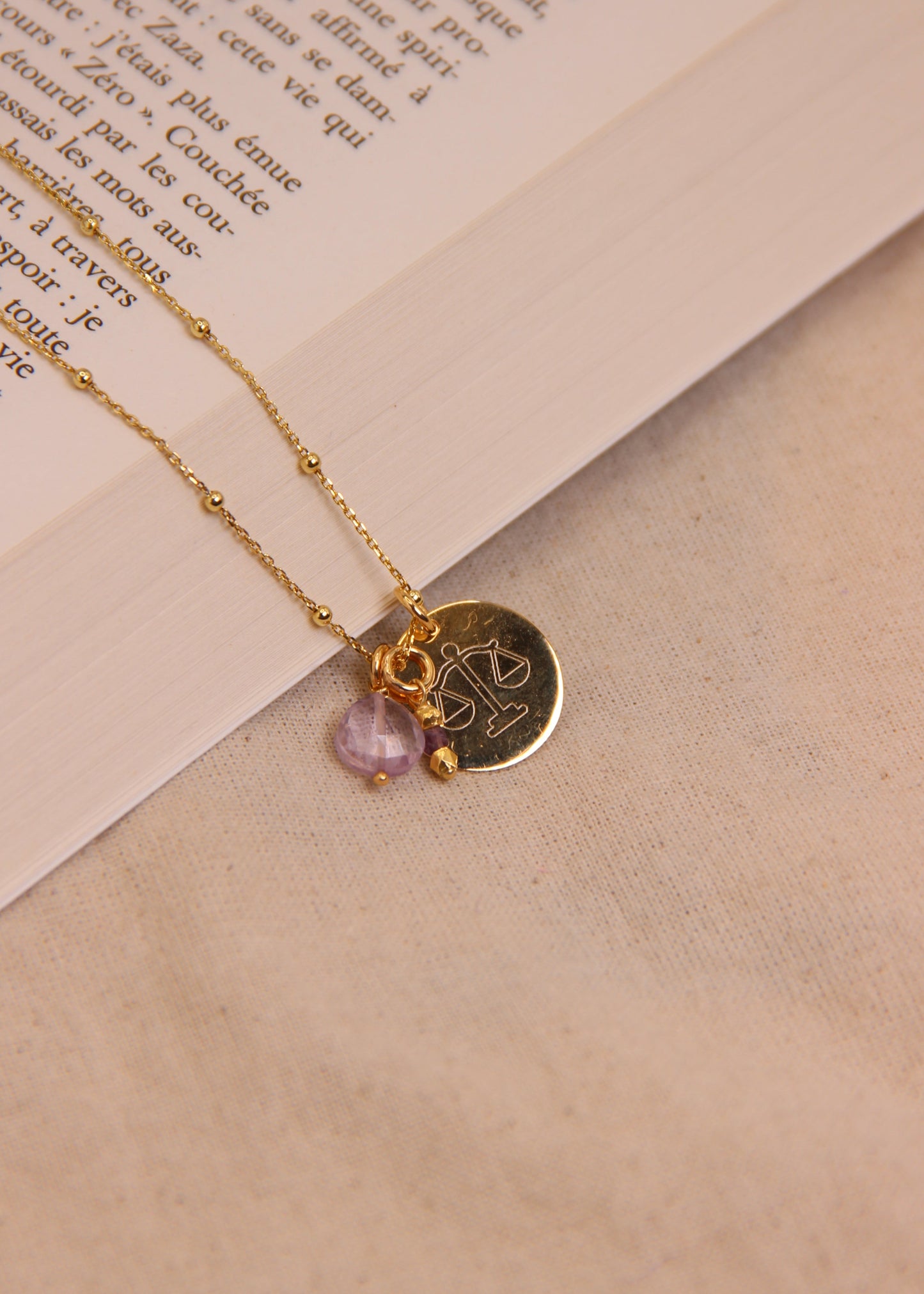 Sigilla Ricordi è una collana in argento 925, disponibile anche in placcato oro e oro rosa, pensata per custodire momenti speciali. Personalizzabile con incisioni su misura e arricchita da due ciondoli in pietra dura semipreziosa disponibili in 12 varianti, è il gioiello perfetto per portare sempre con te un’emozione preziosa.