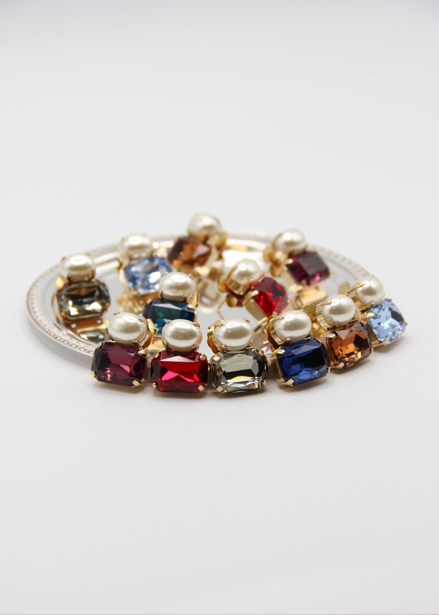 Orecchini Confetti con Perla Laura Sciunnach realizzati a mano in Italia, con perla e zircone colorato.