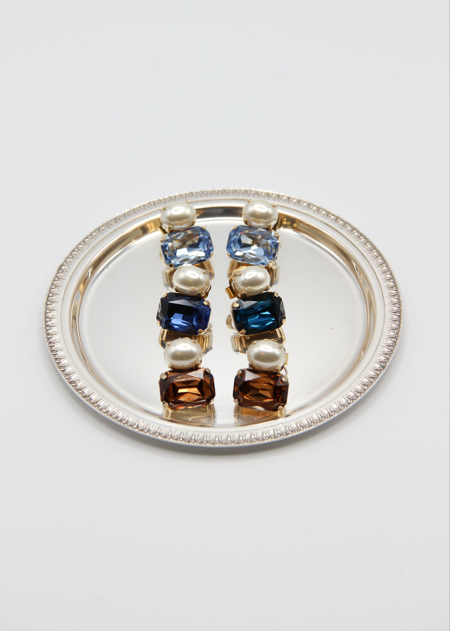 Orecchini Confetti con Perla Laura Sciunnach realizzati a mano in Italia, con perla e zircone colorato.