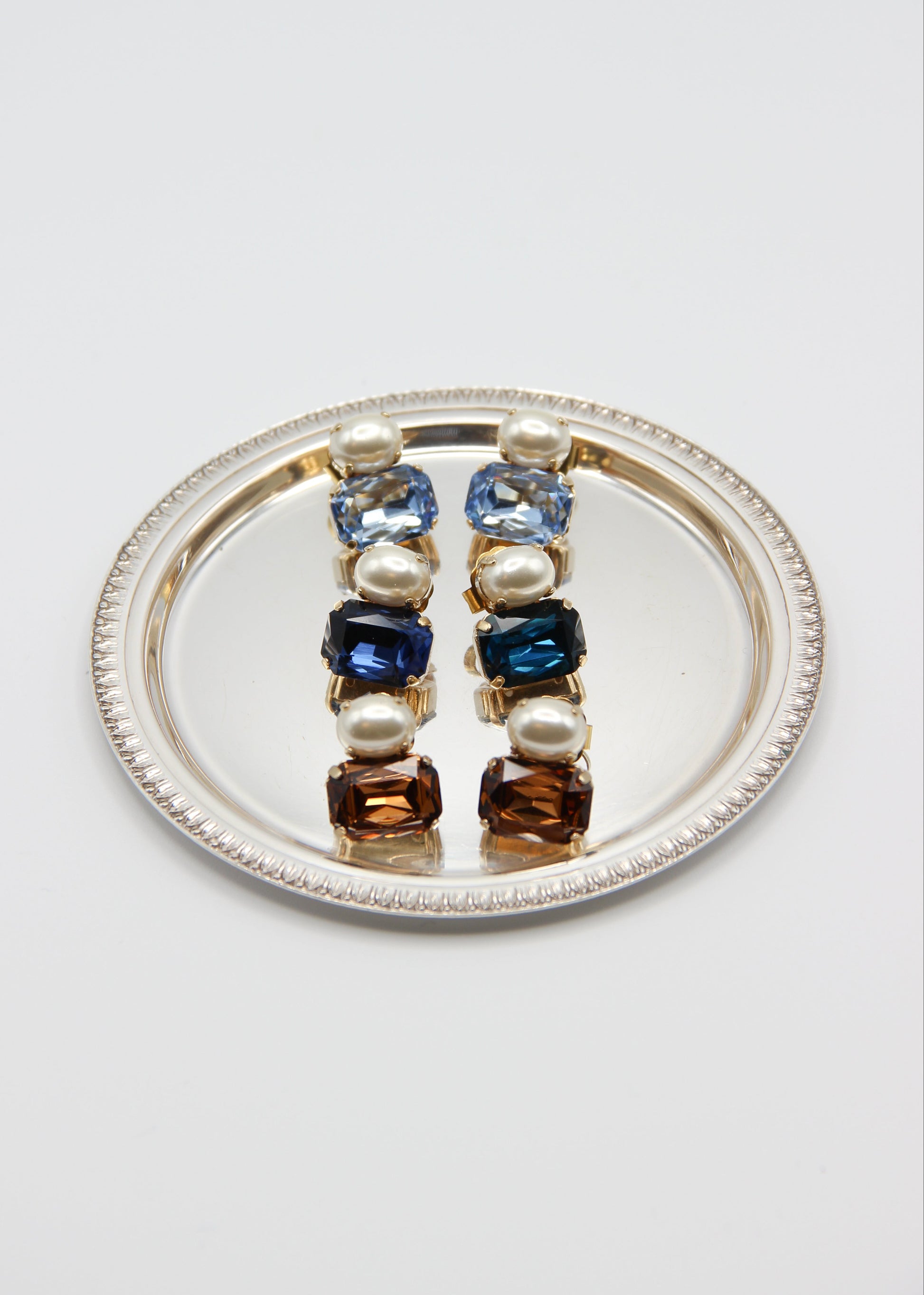 Orecchini Confetti con Perla Laura Sciunnach realizzati a mano in Italia, con perla e zircone colorato.