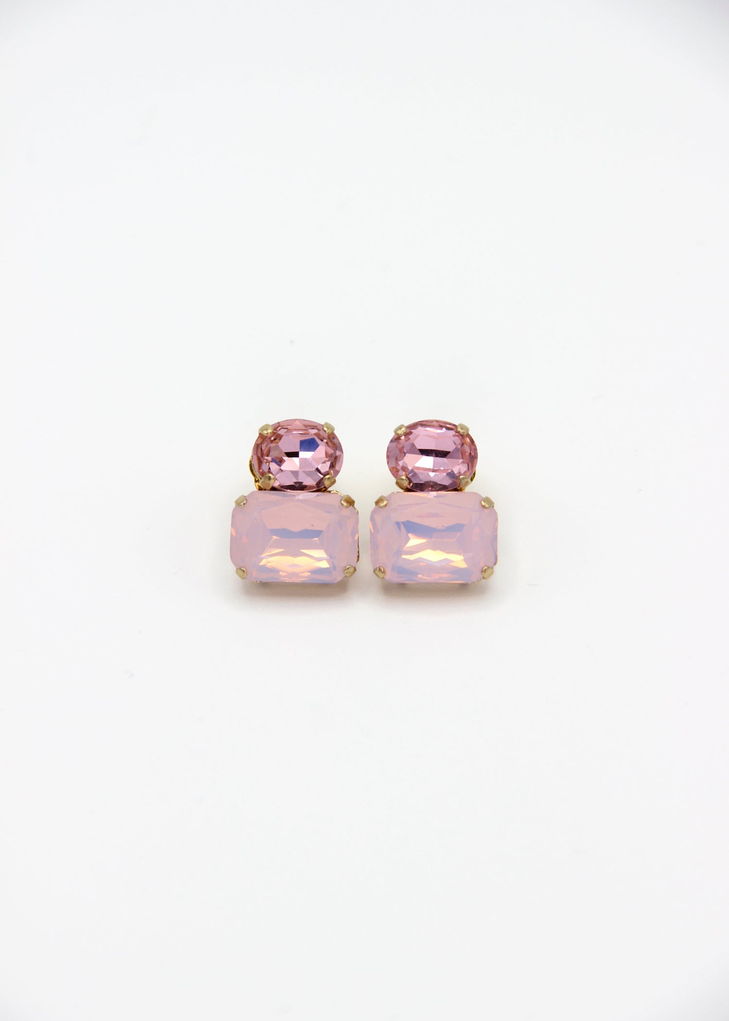 Orecchini Confetti Laura Sciunnach fatti a mano, piccoli e leggeri (3 g), design contemporaneo con dettagli colorati, chiusura a perno con farfallina, gioielli artigianali made in Italy personalizzabili. 