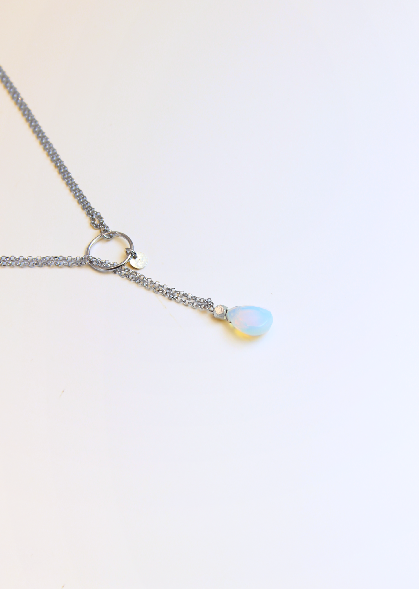 Collana lunga Coraline in argento o argento placcato oro con ciondolo in pietra dura, realizzata artigianalmente da Laura Sciunnach, indossabile lunga o a doppio giro grazie alla catena ad anellini doppia.