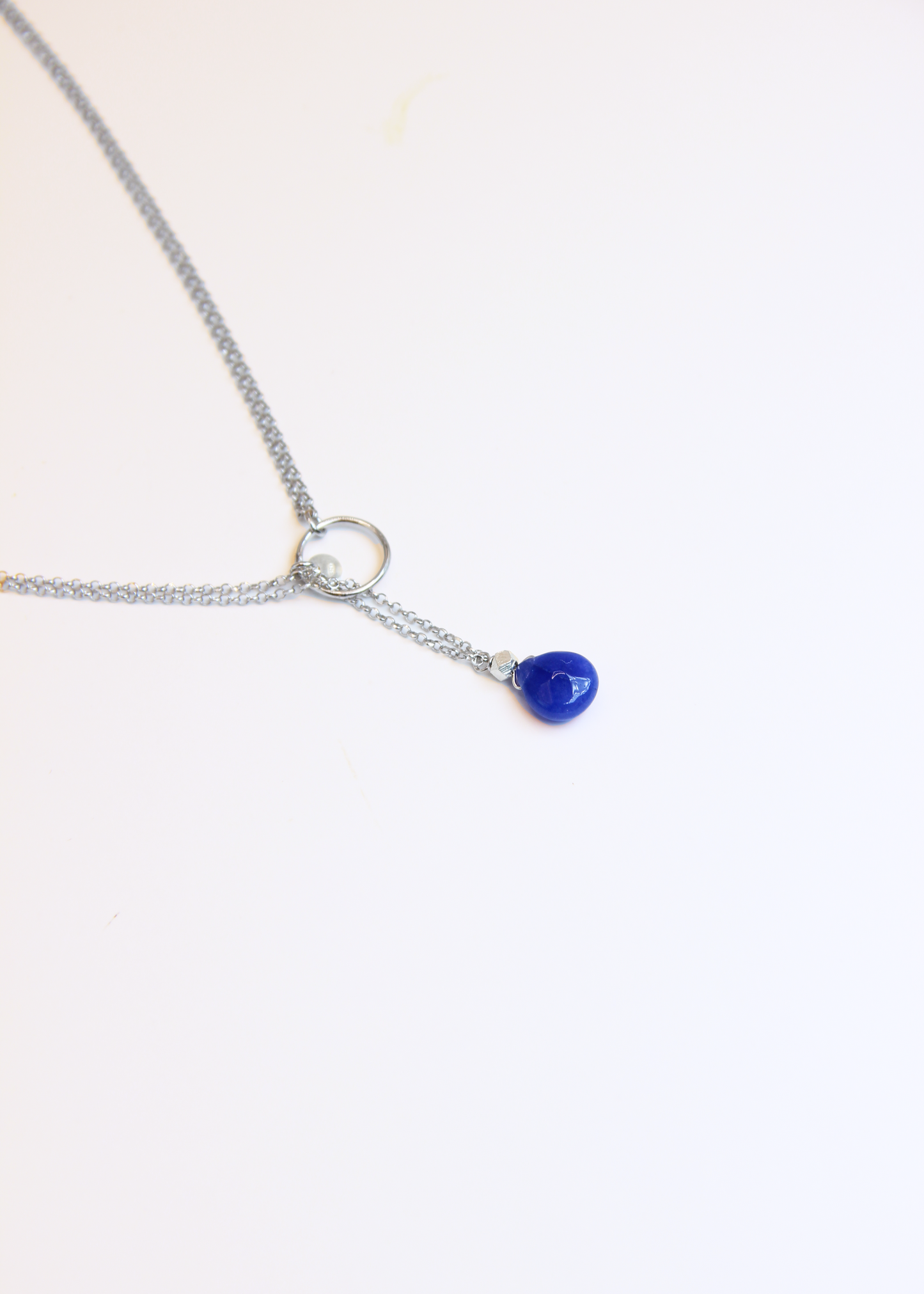 Collana lunga Coraline in argento o argento placcato oro con ciondolo in pietra dura, realizzata artigianalmente da Laura Sciunnach, indossabile lunga o a doppio giro grazie alla catena ad anellini doppia.