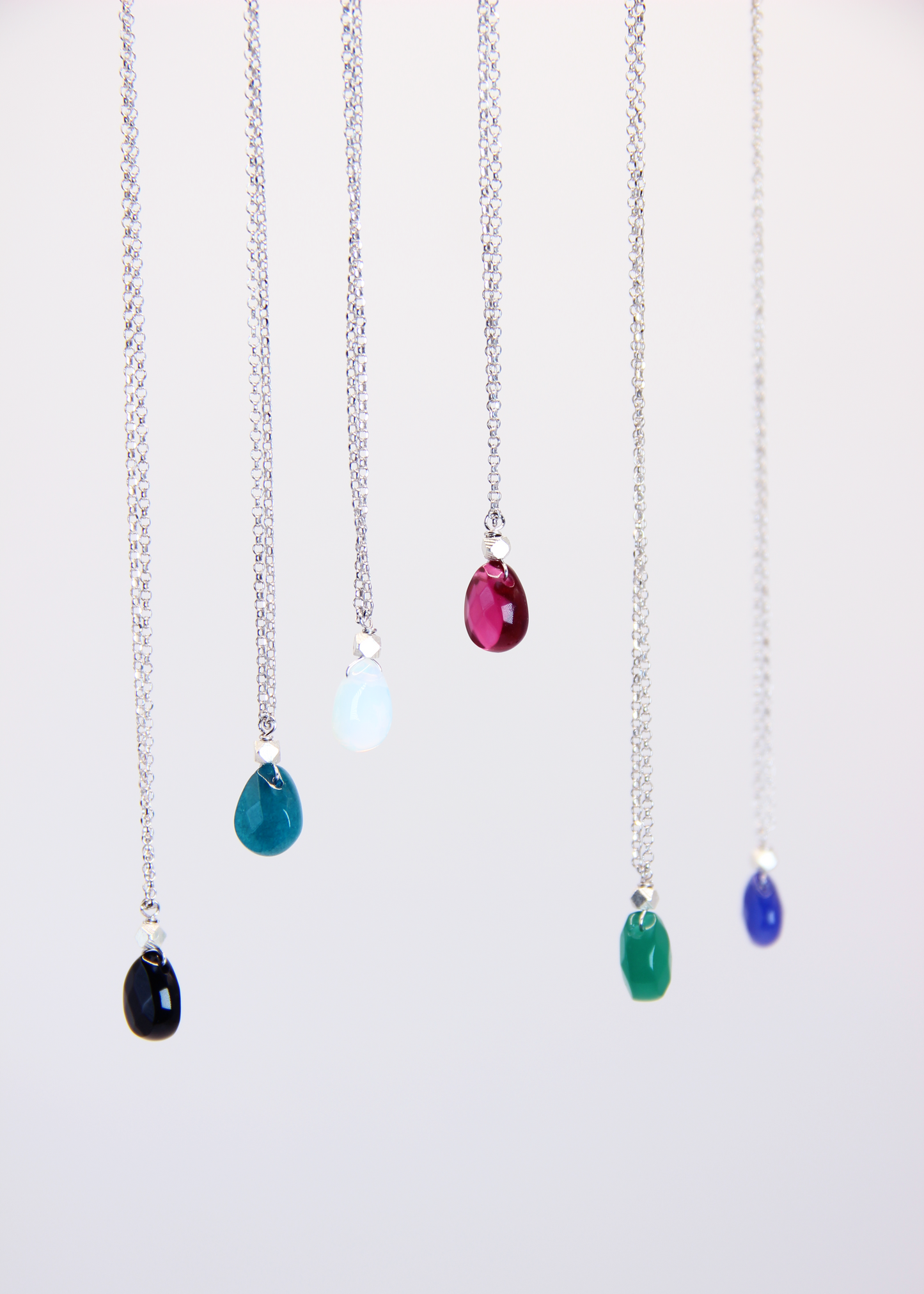 Collana lunga Coraline in argento o argento placcato oro con ciondolo in pietra dura, realizzata artigianalmente da Laura Sciunnach, indossabile lunga o a doppio giro grazie alla catena ad anellini doppia.