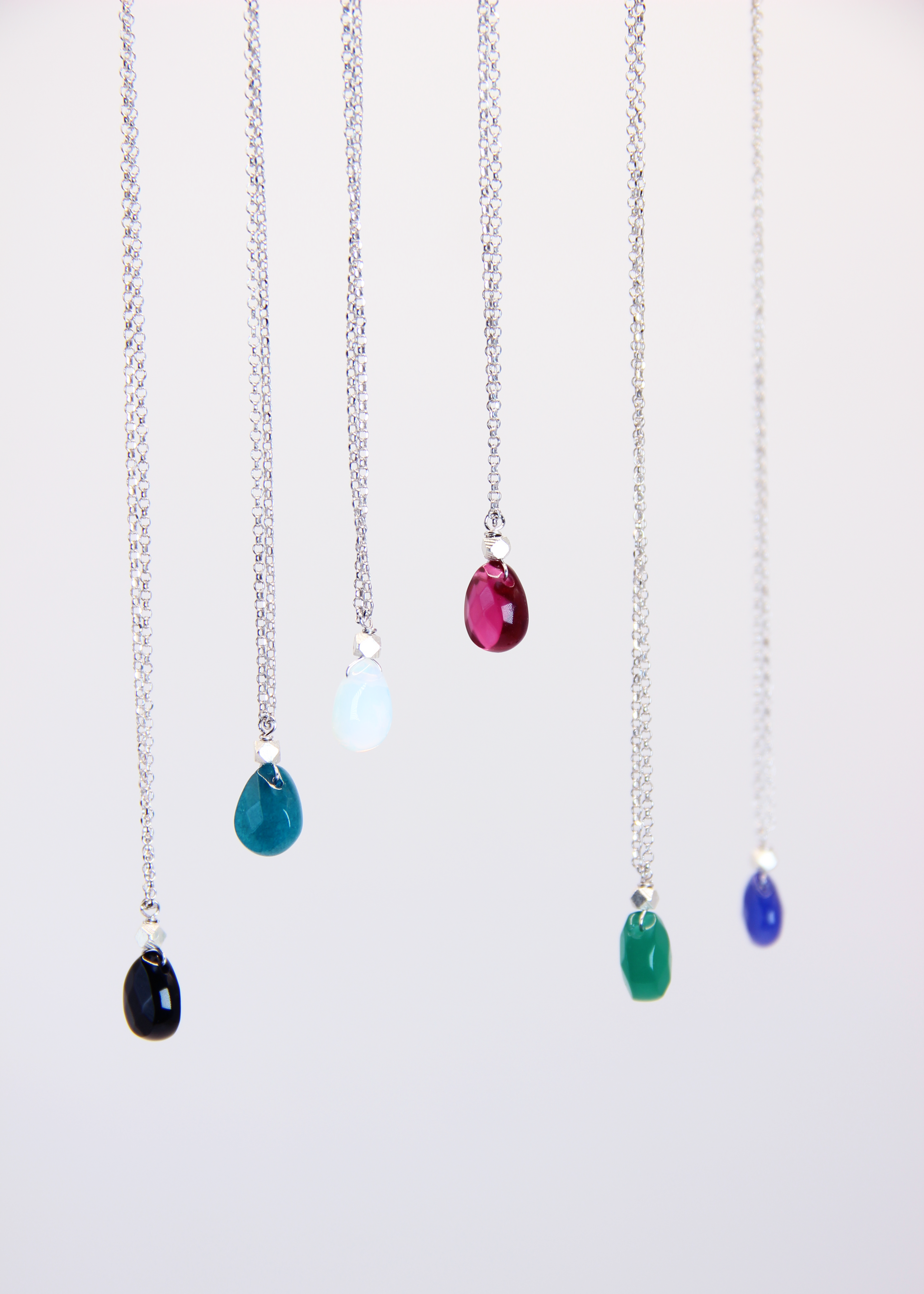 Collana lunga Coraline in argento o argento placcato oro con ciondolo in pietra dura, realizzata artigianalmente da Laura Sciunnach, indossabile lunga o a doppio giro grazie alla catena ad anellini doppia.