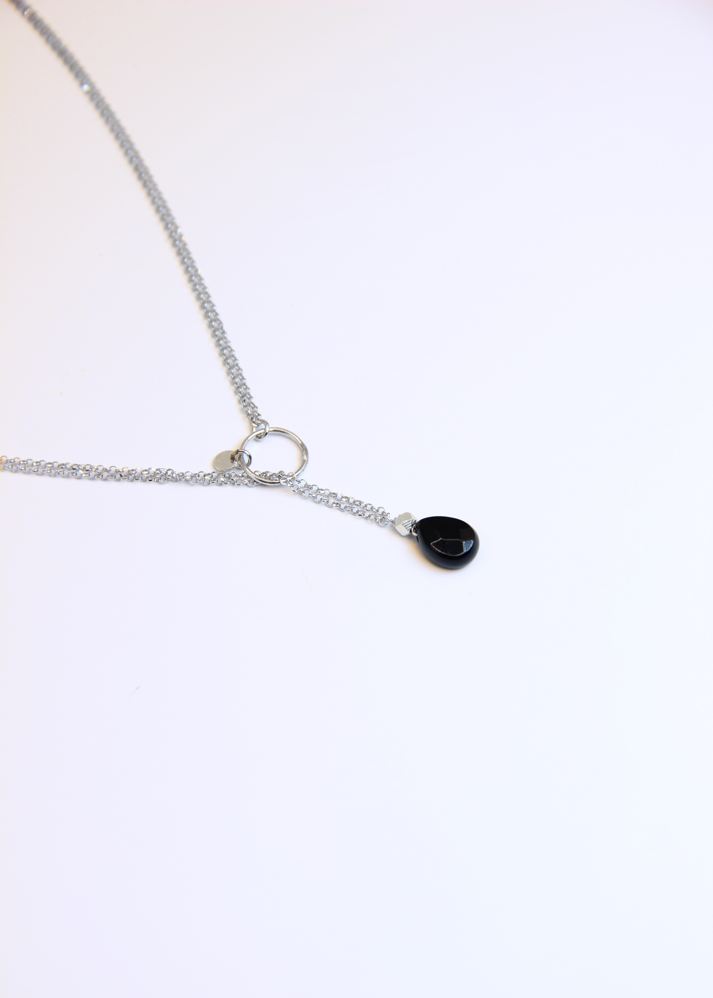 Collana lunga Coraline in argento o argento placcato oro con ciondolo in pietra dura, realizzata artigianalmente da Laura Sciunnach, indossabile lunga o a doppio giro grazie alla catena ad anellini doppia.
