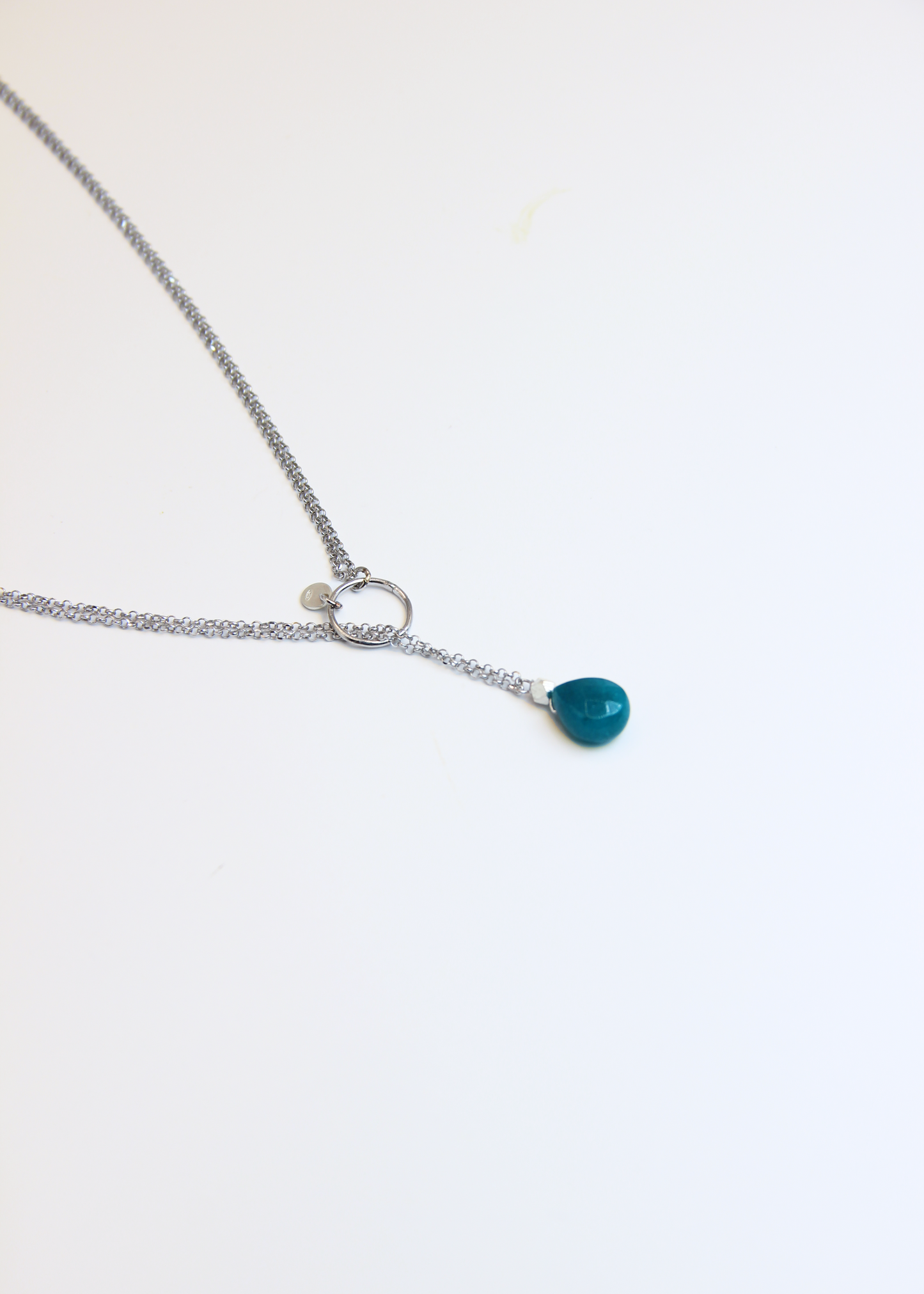 Collana lunga Coraline in argento o argento placcato oro con ciondolo in pietra dura, realizzata artigianalmente da Laura Sciunnach, indossabile lunga o a doppio giro grazie alla catena ad anellini doppia.