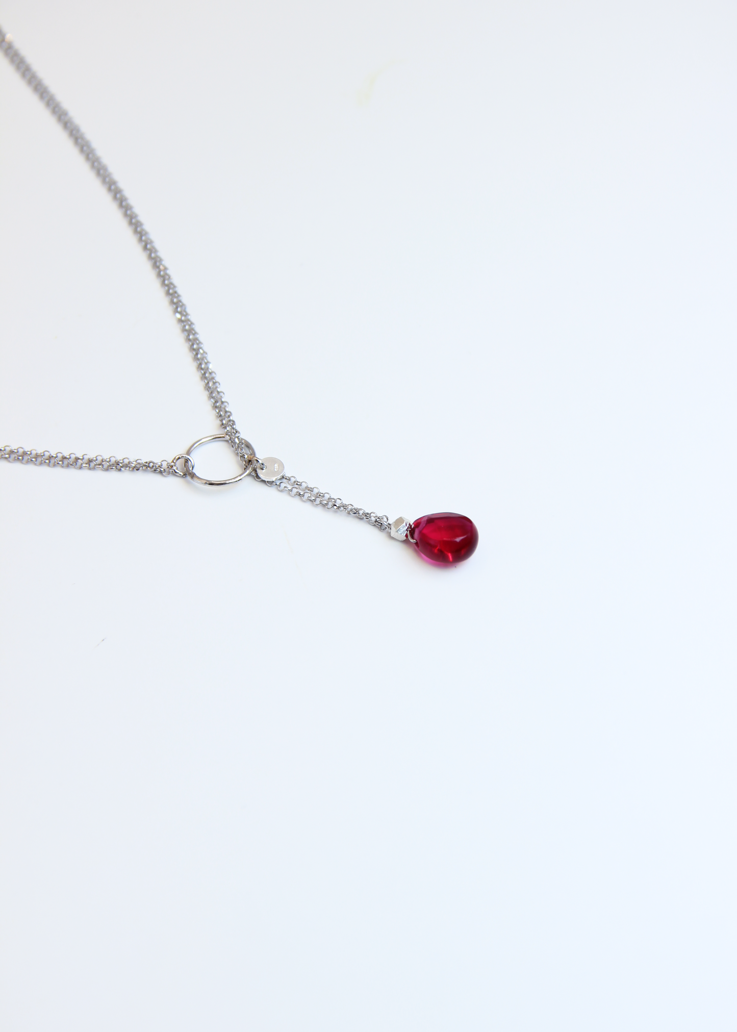 Collana lunga Coraline in argento o argento placcato oro con ciondolo in pietra dura, realizzata artigianalmente da Laura Sciunnach, indossabile lunga o a doppio giro grazie alla catena ad anellini doppia.