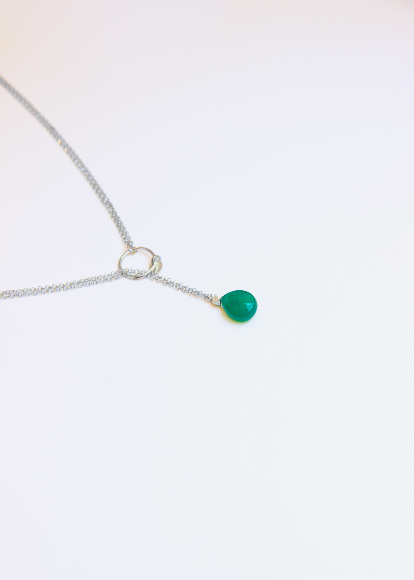 Collana lunga Coraline in argento o argento placcato oro con ciondolo in pietra dura, realizzata artigianalmente da Laura Sciunnach, indossabile lunga o a doppio giro grazie alla catena ad anellini doppia.