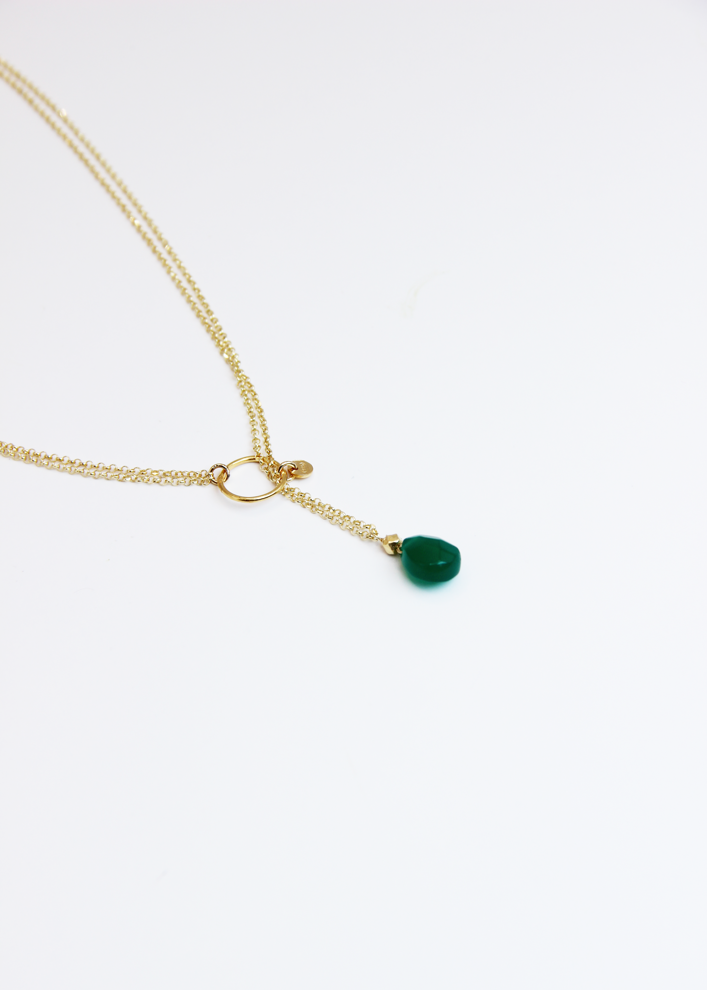 Collana lunga Coraline in argento o argento placcato oro con ciondolo in pietra dura, realizzata artigianalmente da Laura Sciunnach, indossabile lunga o a doppio giro grazie alla catena ad anellini doppia.