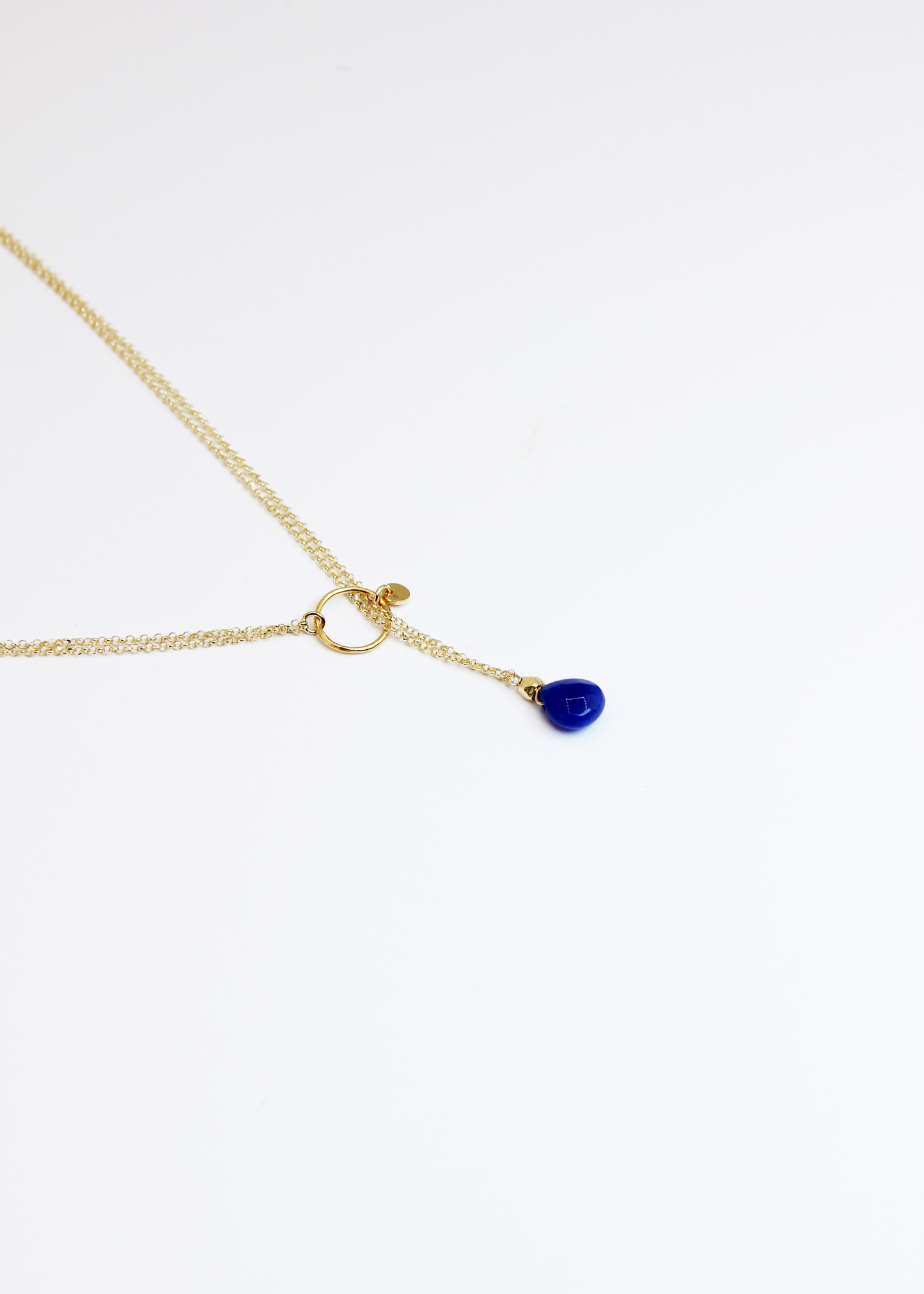Collana lunga Coraline in argento o argento placcato oro con ciondolo in pietra dura, realizzata artigianalmente da Laura Sciunnach, indossabile lunga o a doppio giro grazie alla catena ad anellini doppia.