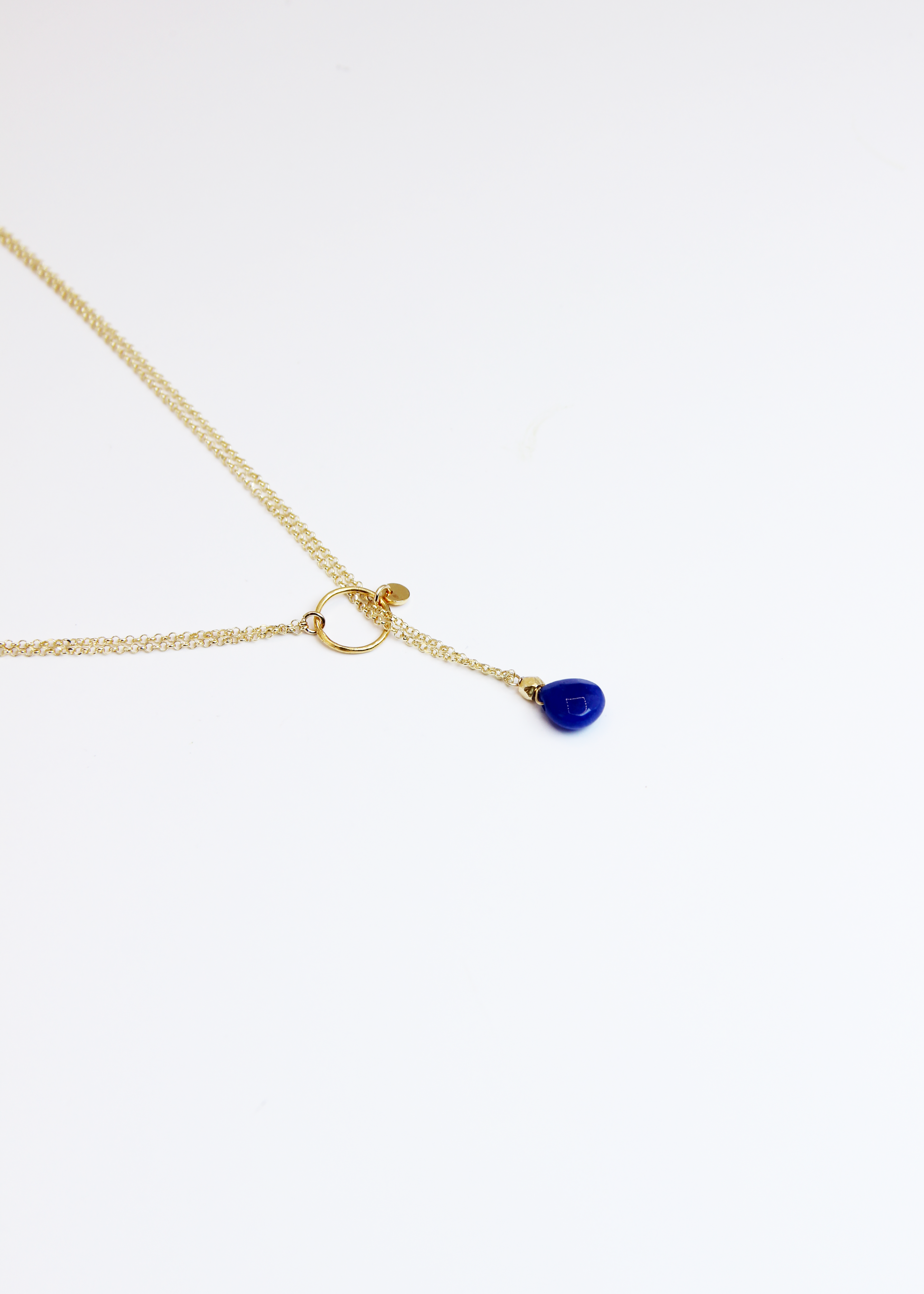 Collana lunga Coraline in argento o argento placcato oro con ciondolo in pietra dura, realizzata artigianalmente da Laura Sciunnach, indossabile lunga o a doppio giro grazie alla catena ad anellini doppia.
