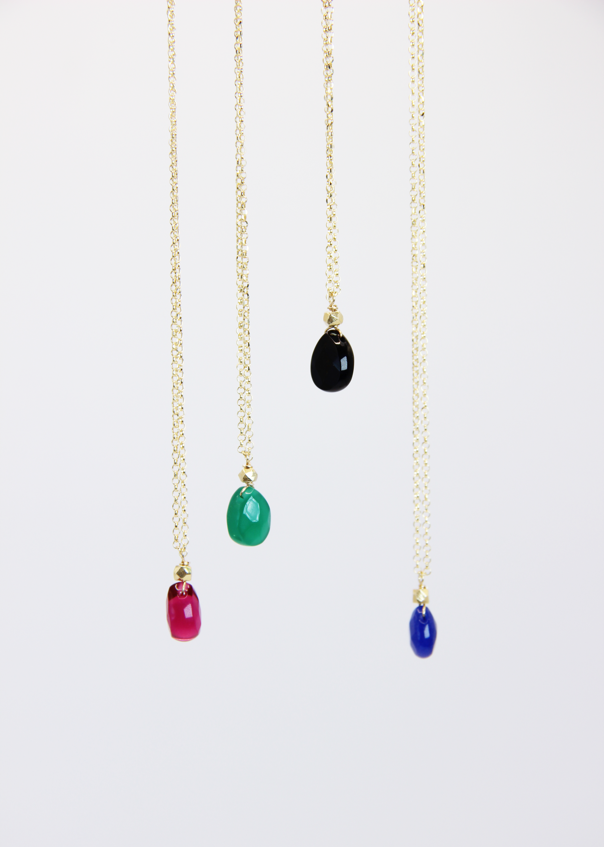 Collana lunga Coraline in argento o argento placcato oro con ciondolo in pietra dura, realizzata artigianalmente da Laura Sciunnach, indossabile lunga o a doppio giro grazie alla catena ad anellini doppia.